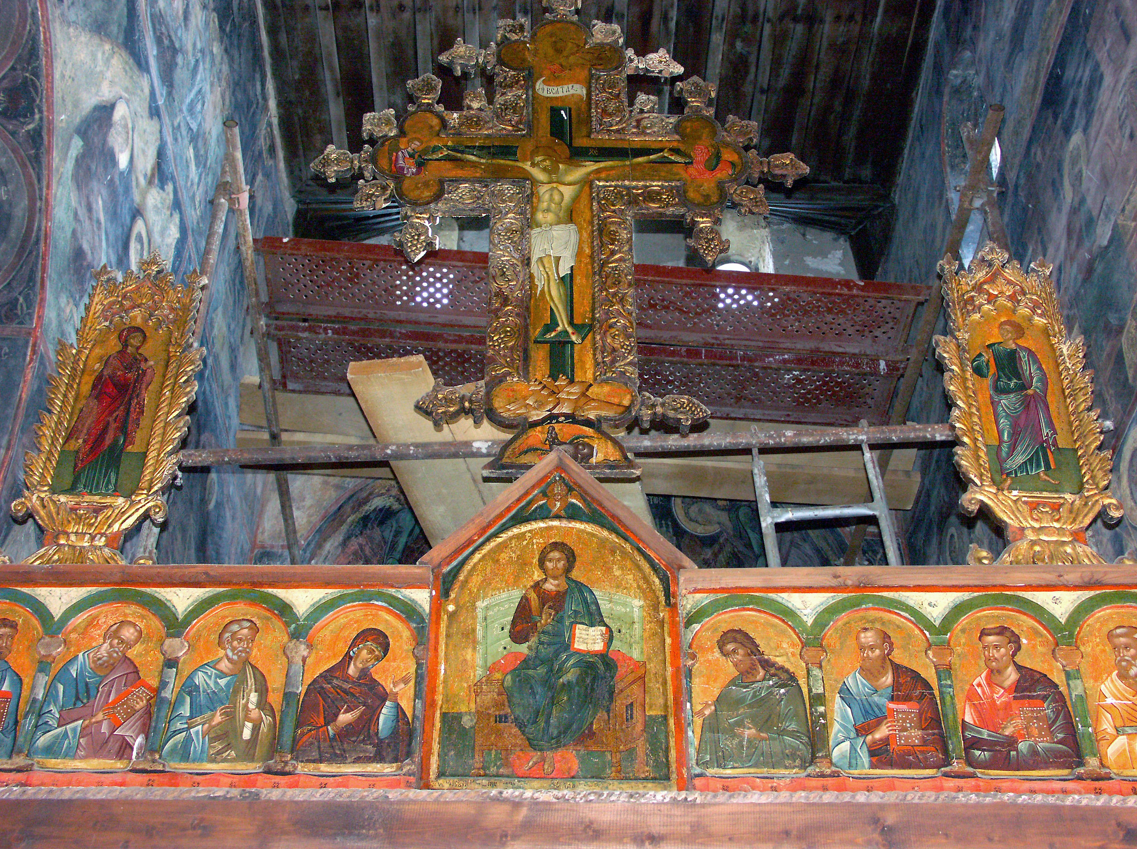 Croix décorée et peintures de saints à l'intérieur d'une église