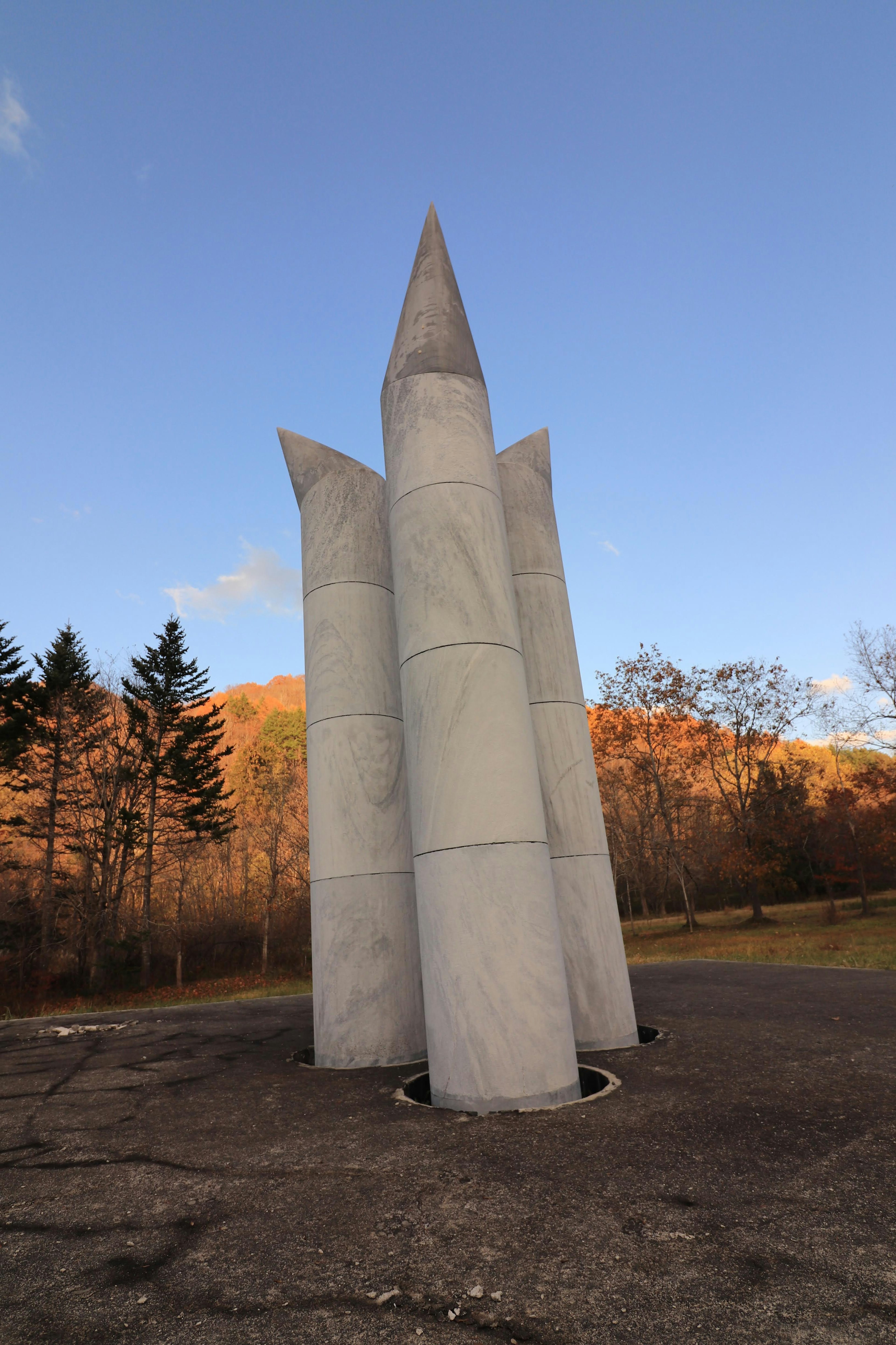 Torre de mármol blanco de pie bajo un cielo azul