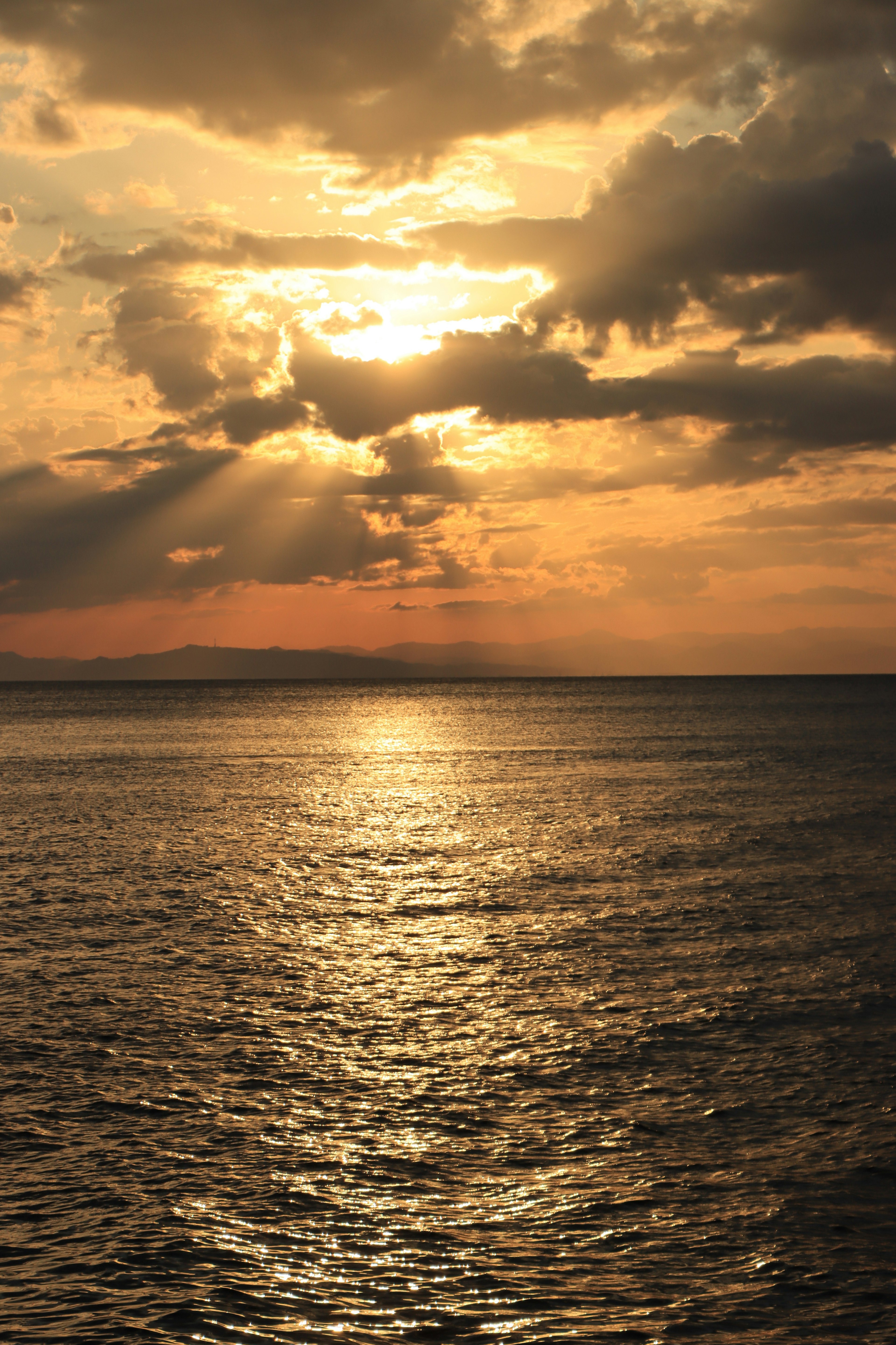 Beautiful landscape of sunset reflecting on the ocean