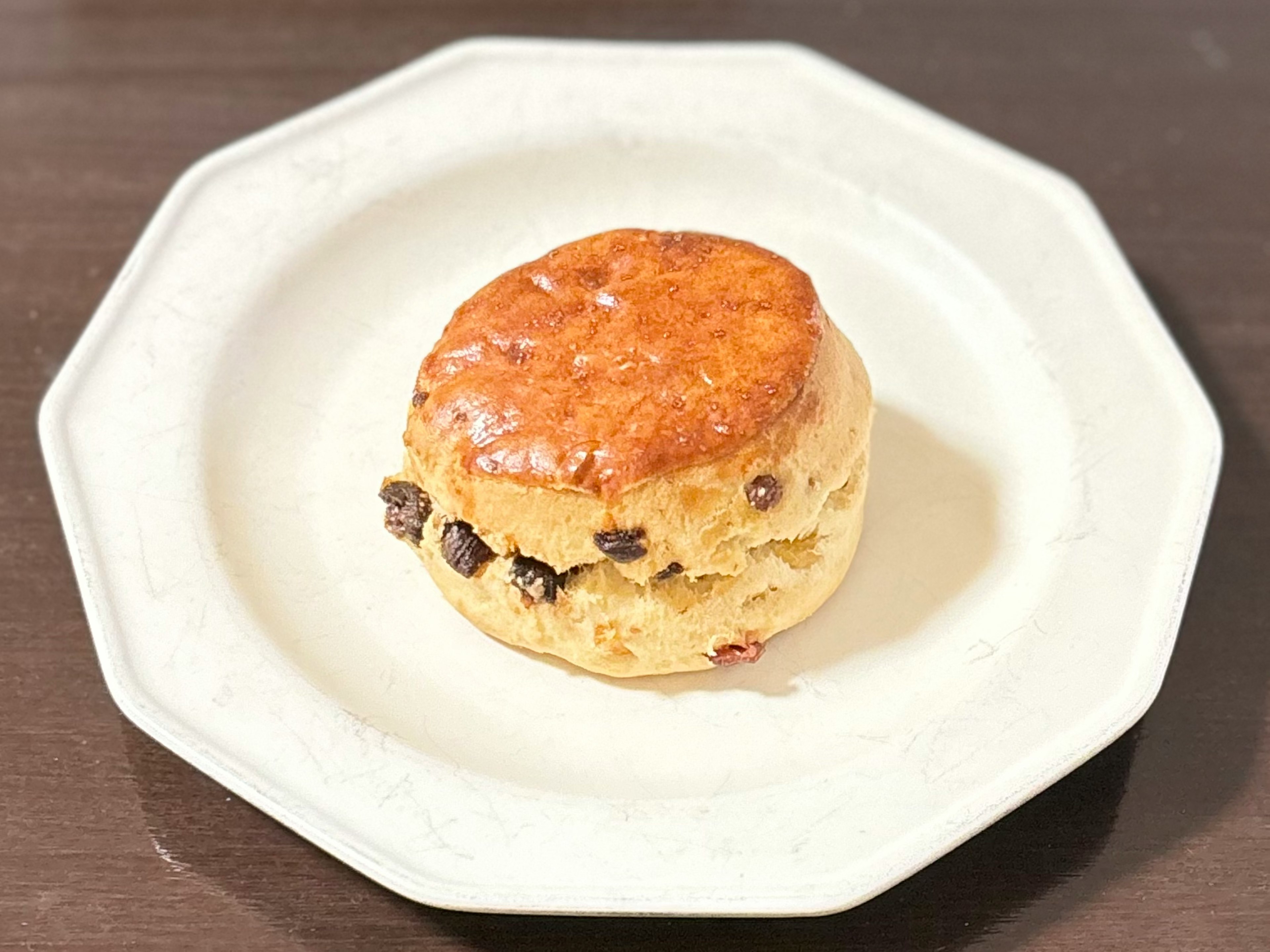 Un scone placé sur une assiette blanche