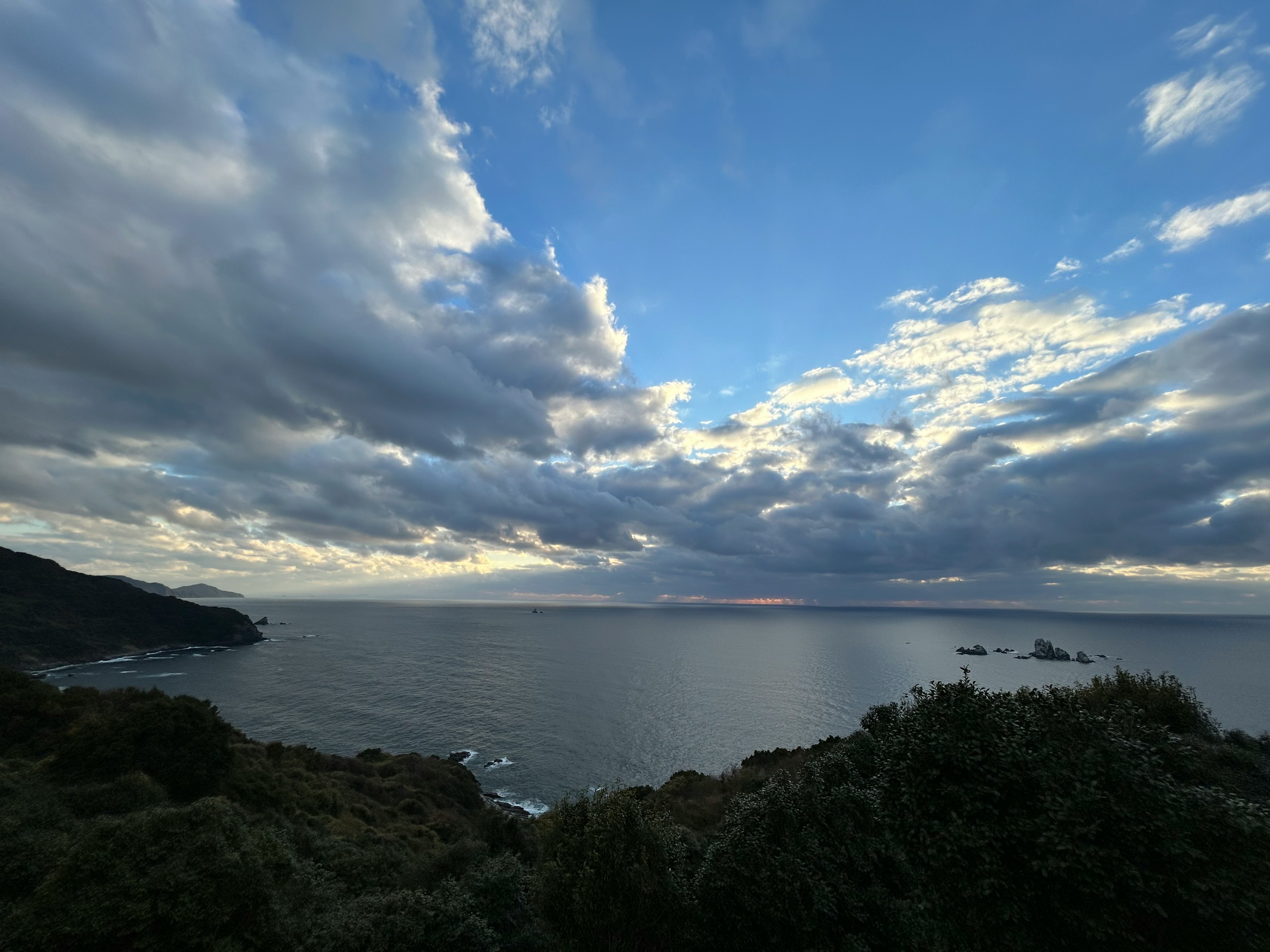 海洋和天空的風景，雲層廣闊