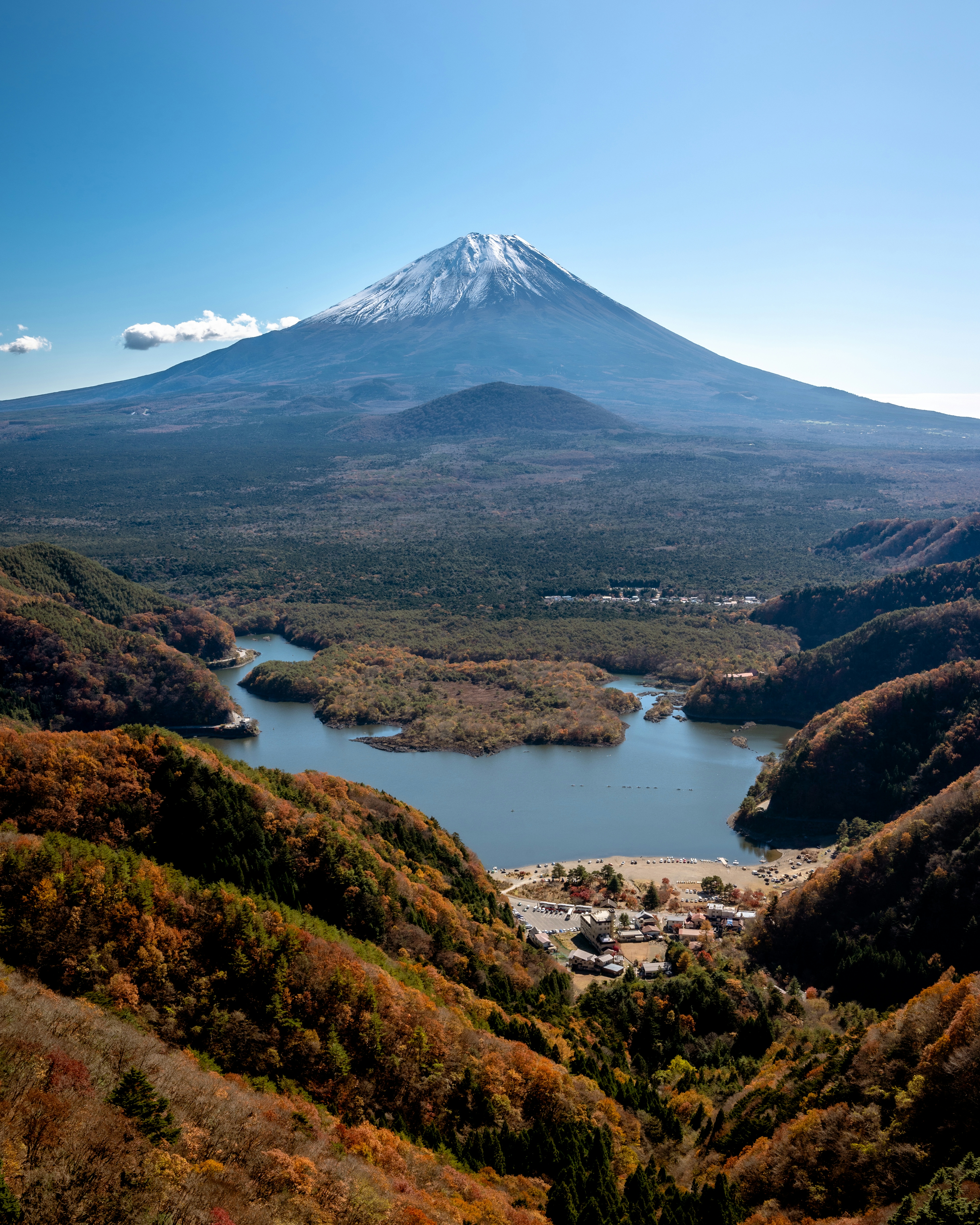 美しい富士山の風景が広がる山々と湖の景観