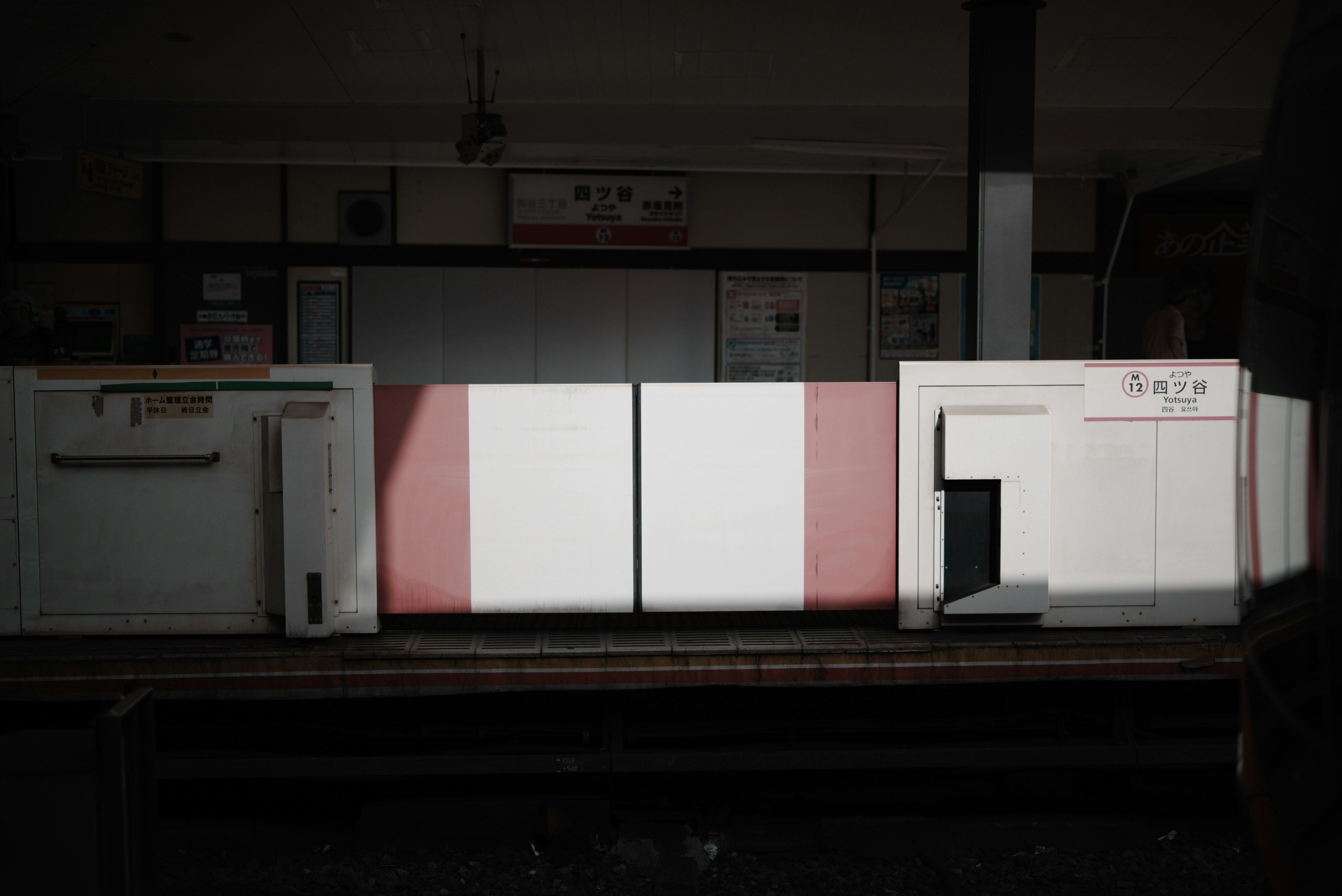 Weiße und rosa Wandstrukturen auf einem Bahnsteig