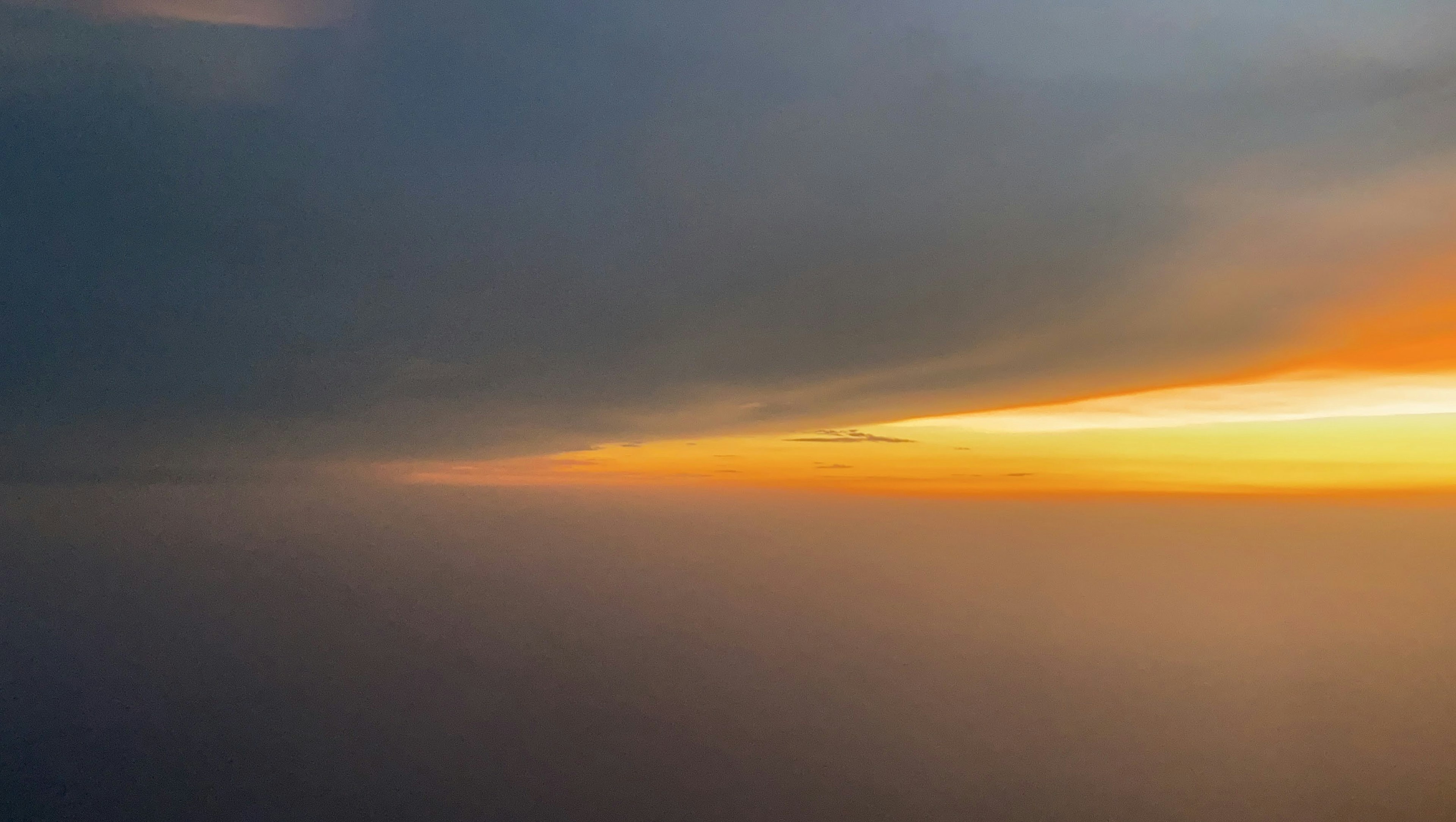 漸層天空，帶有橙色日落光和雲朵