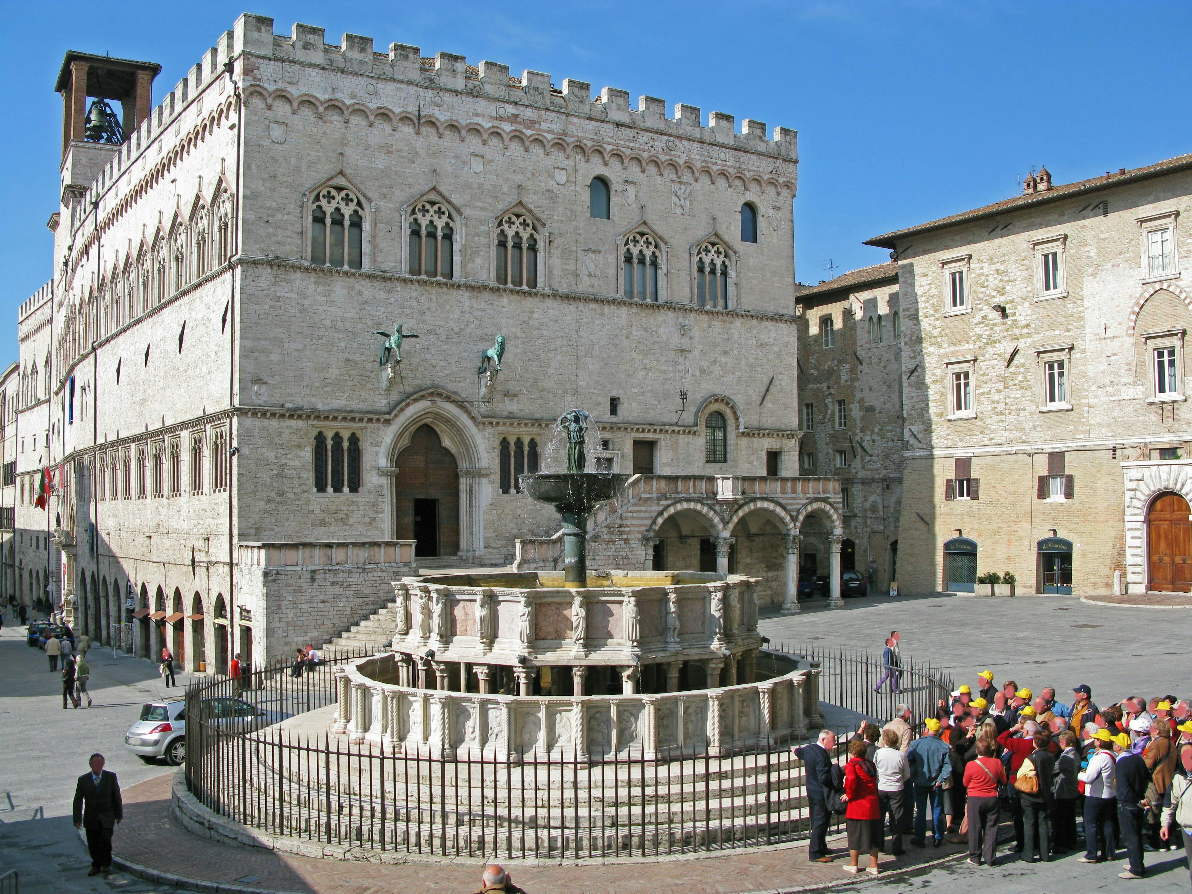 Fuente histórica en la plaza de Perugia rodeada de edificios antiguos