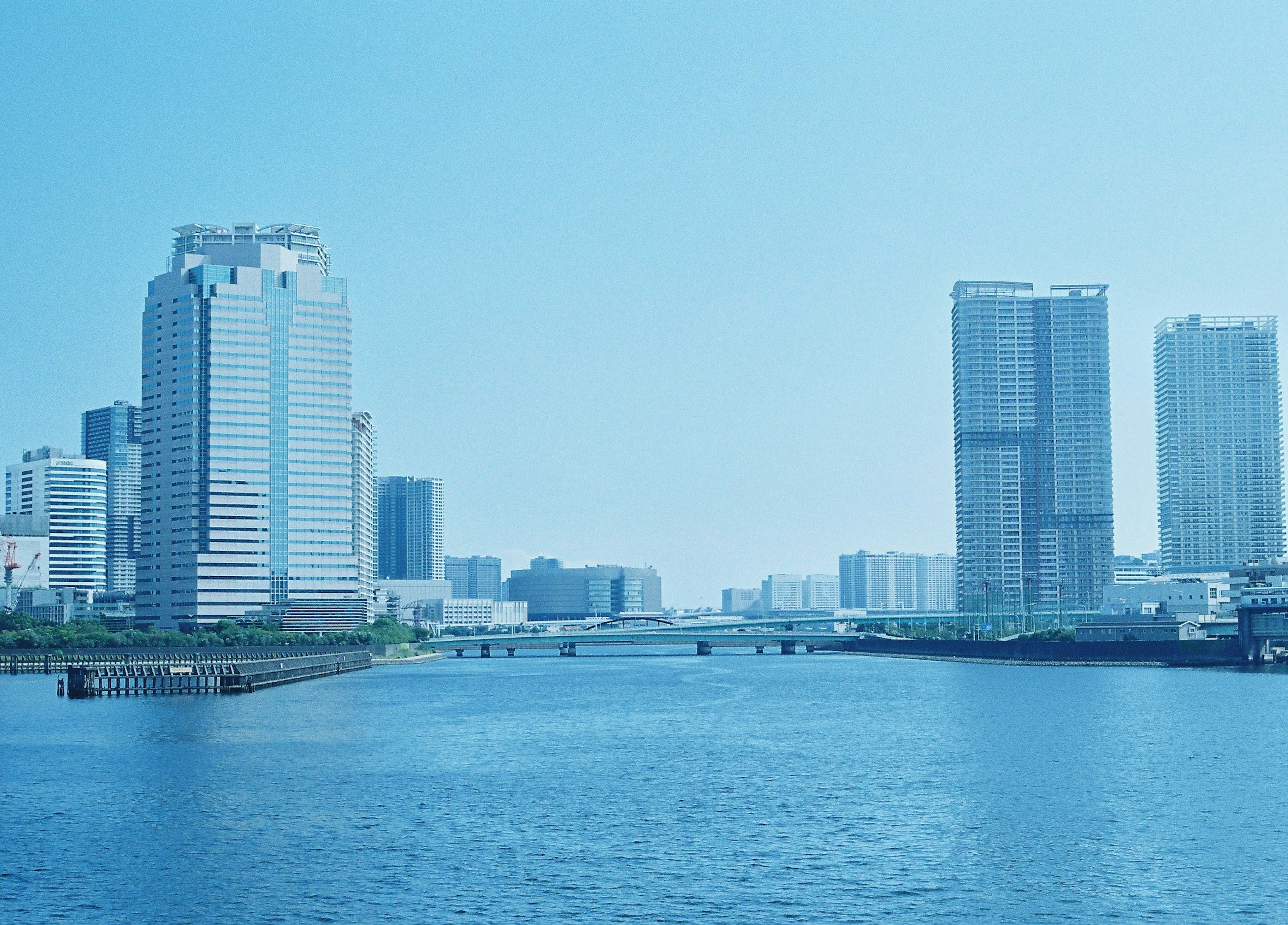 青い空と水面に映る高層ビルの風景