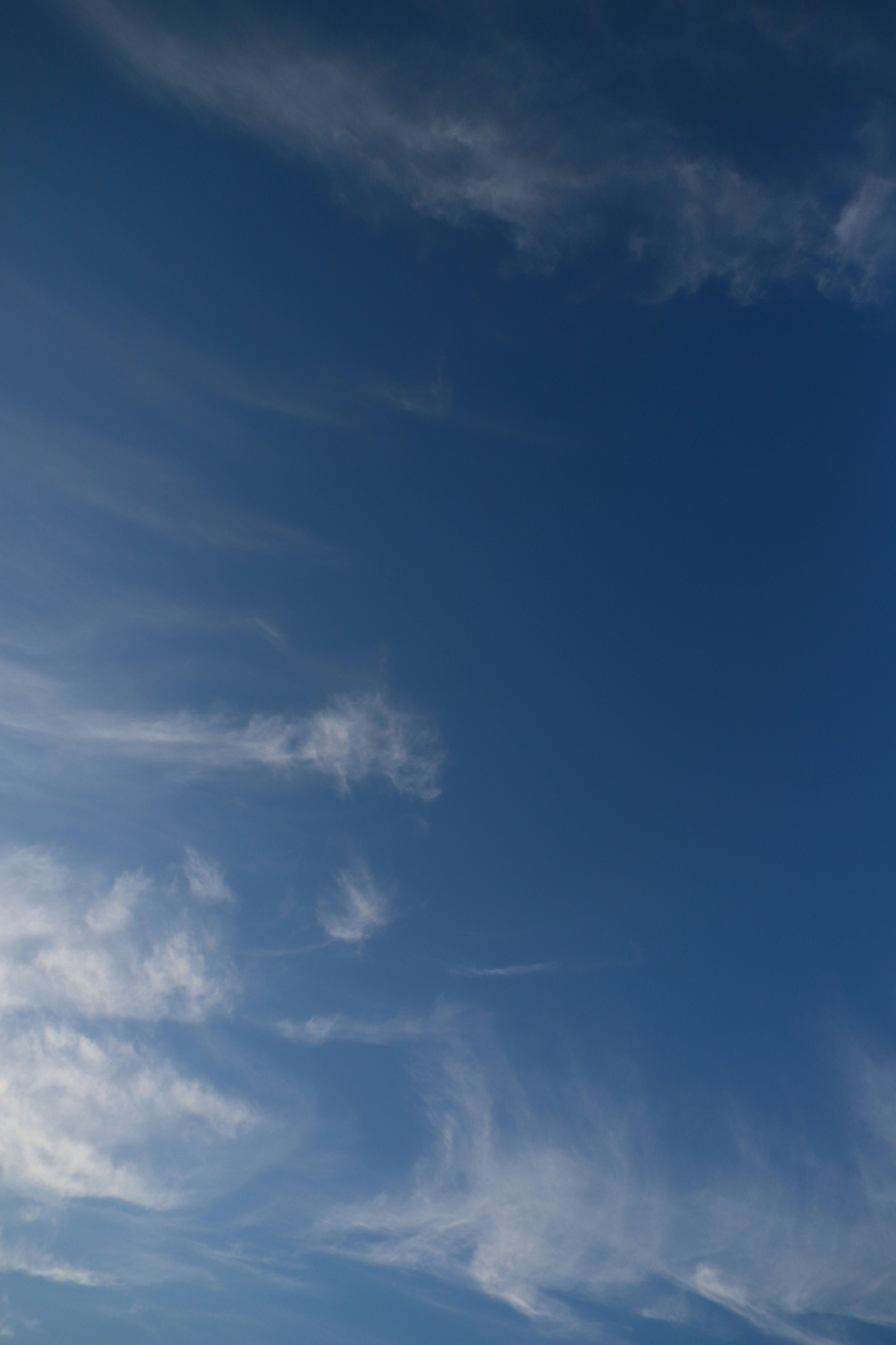 Blauer Himmel mit wispy weißen Wolken