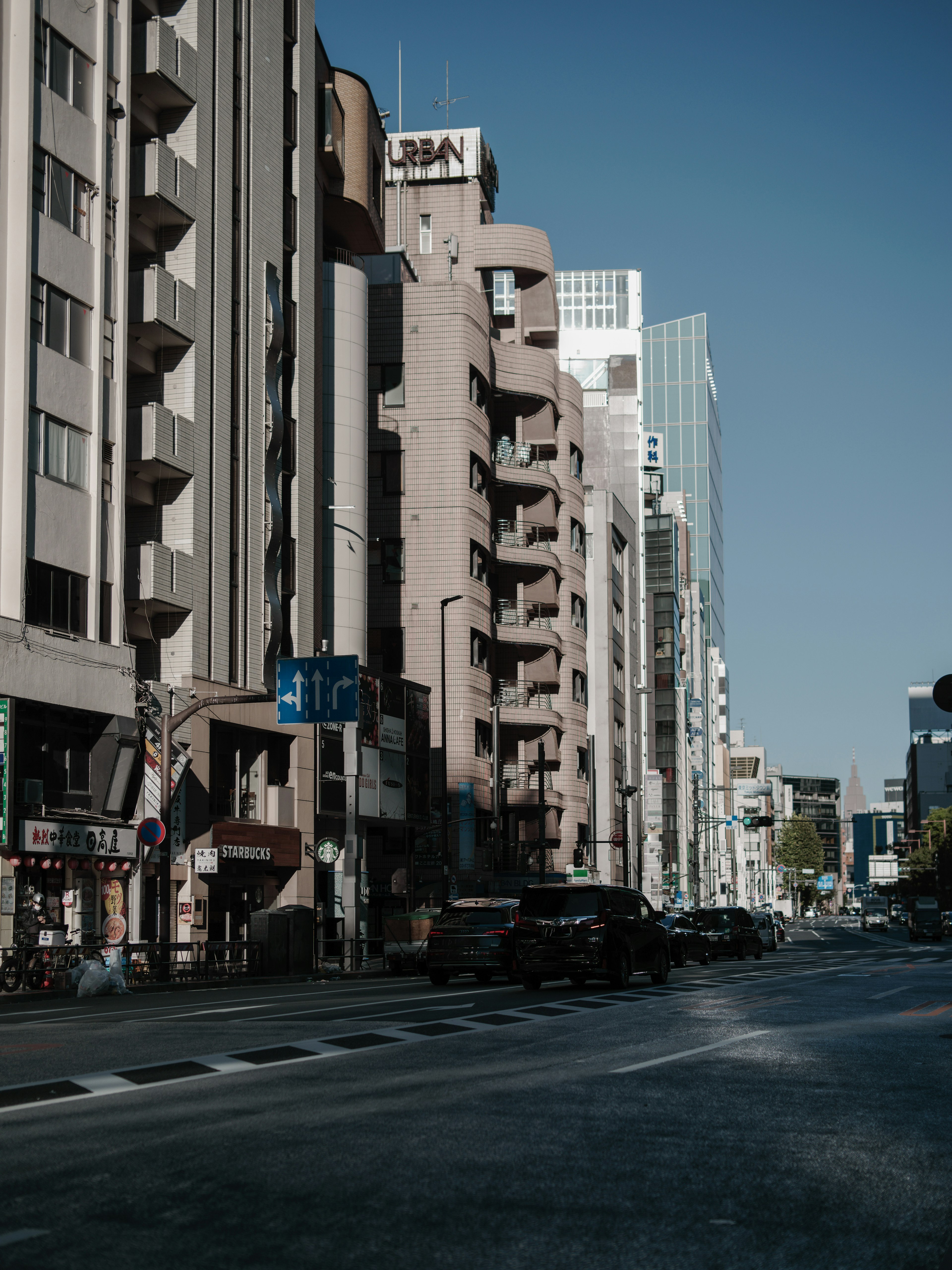 Bâtiments modernes et véhicules le long d'une rue urbaine