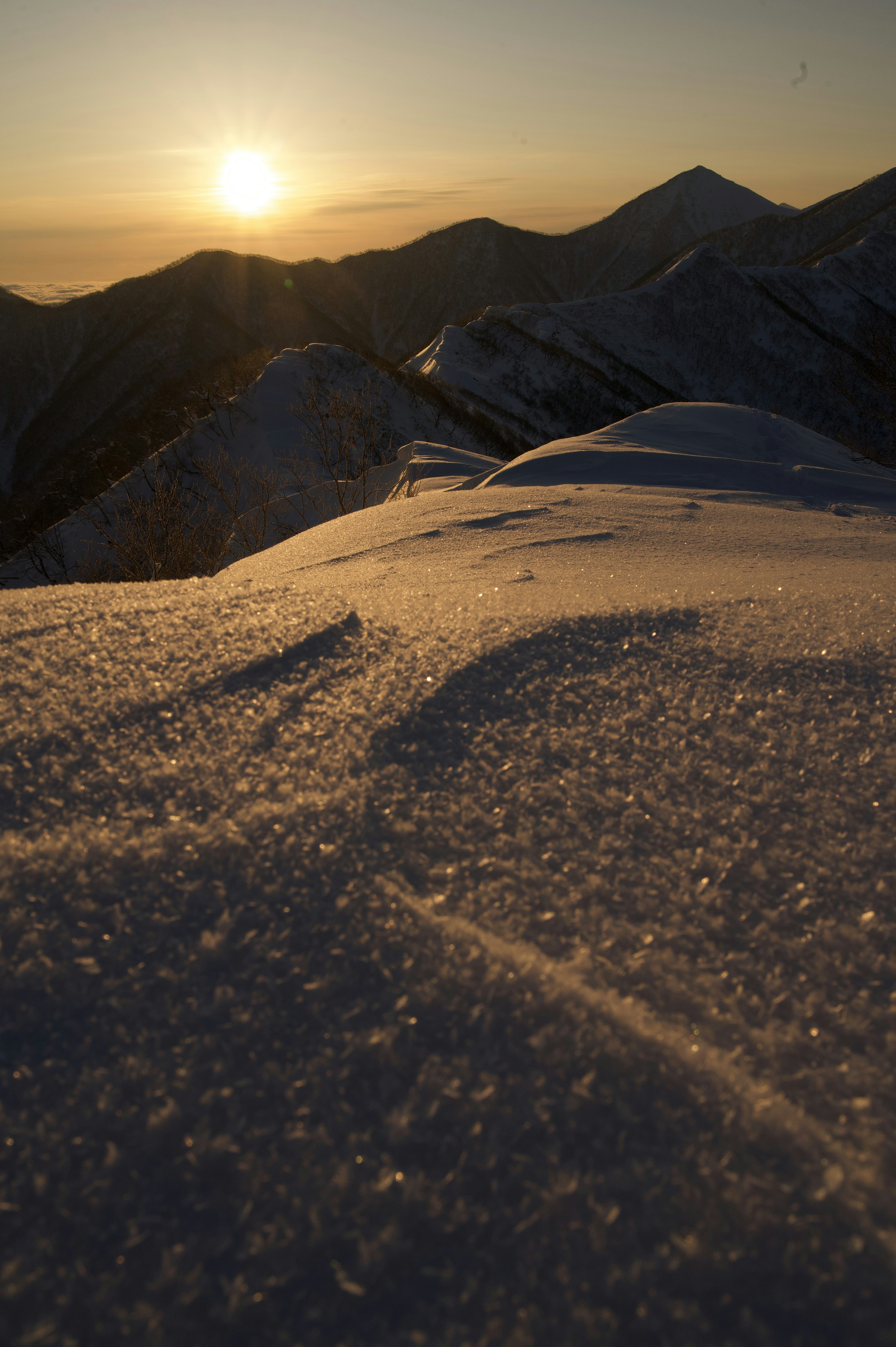 Paesaggio montano innevato con tramonto