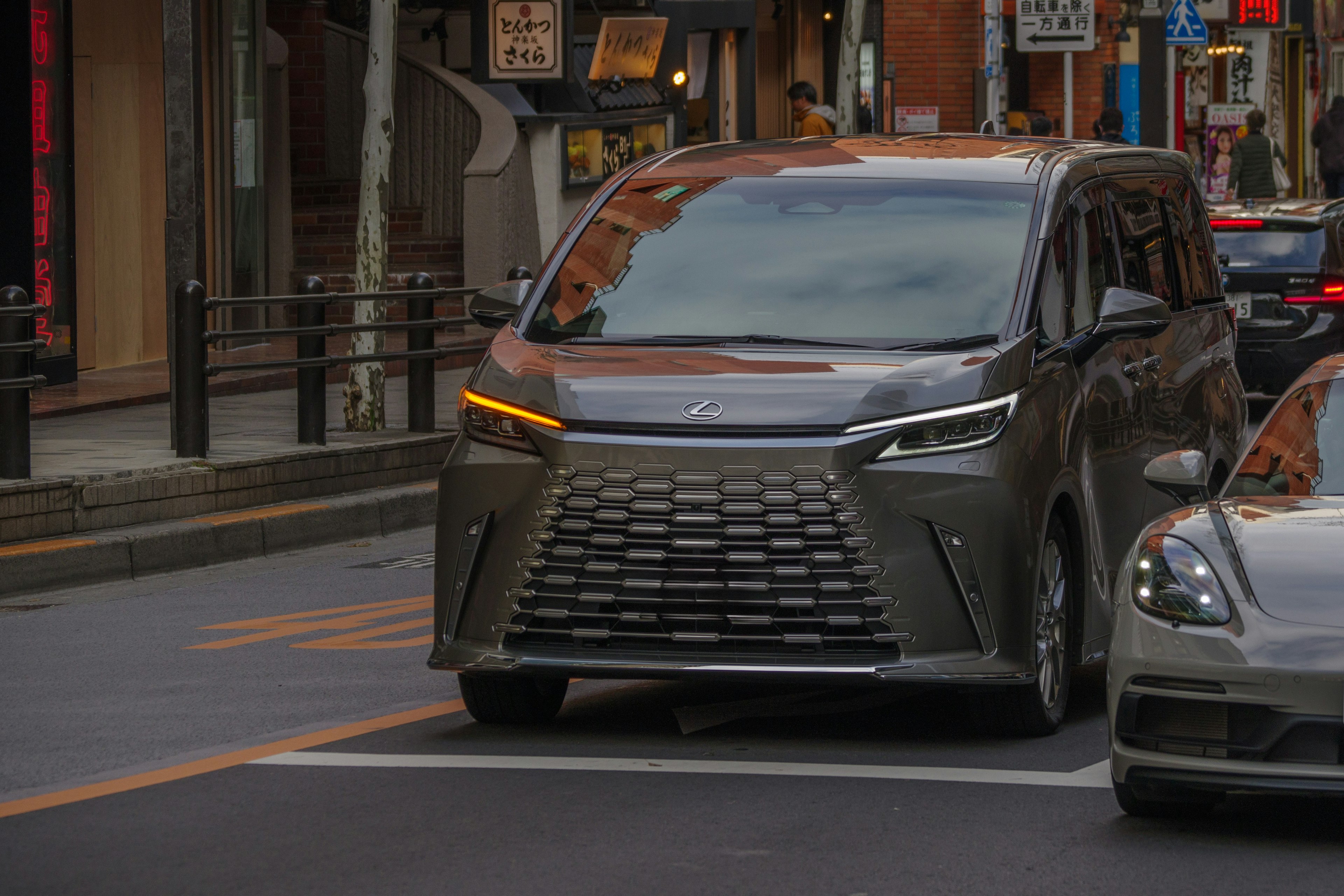 Un minivan moderno che percorre una strada urbana