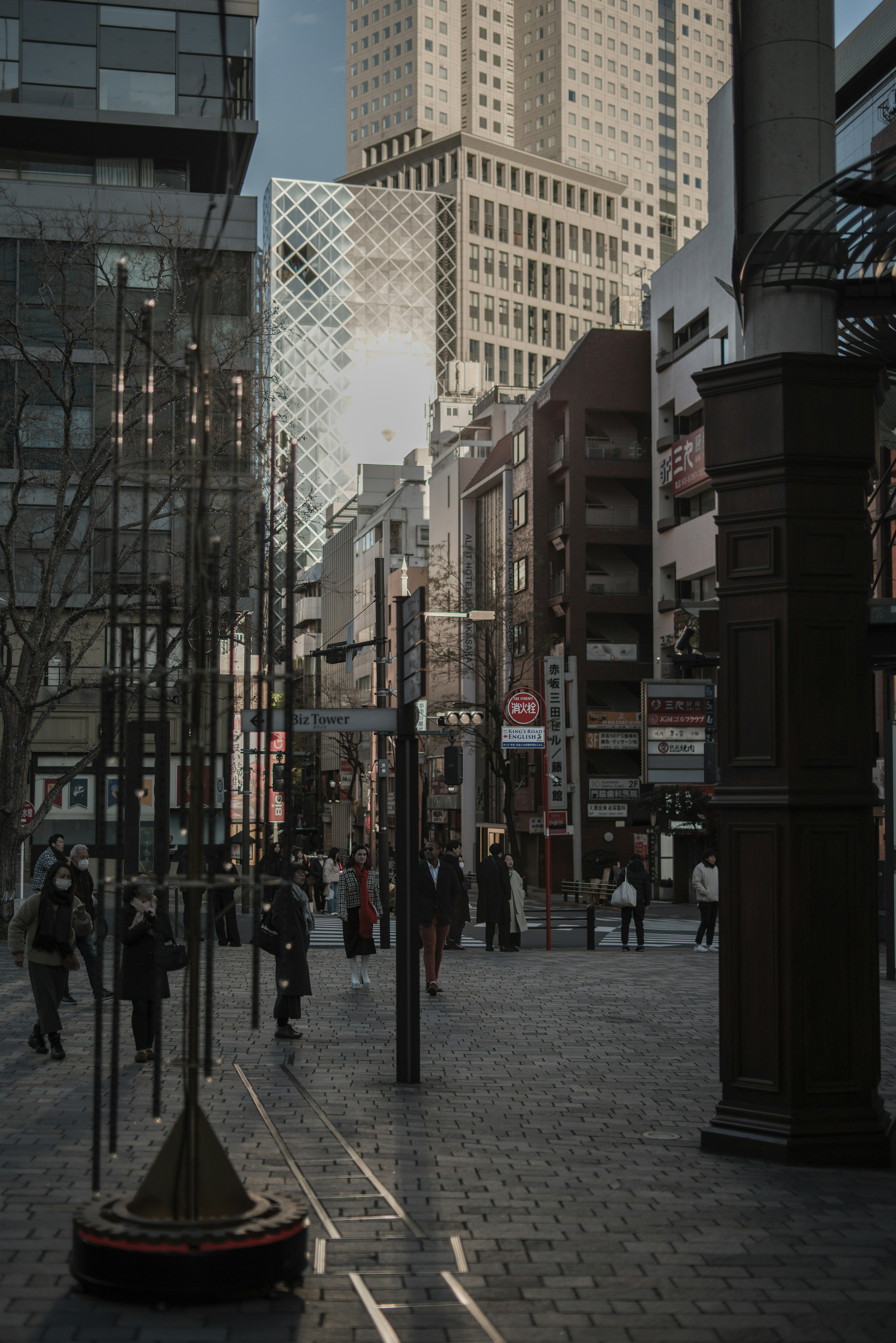 城市街道场景，行人被高楼和商业设施包围