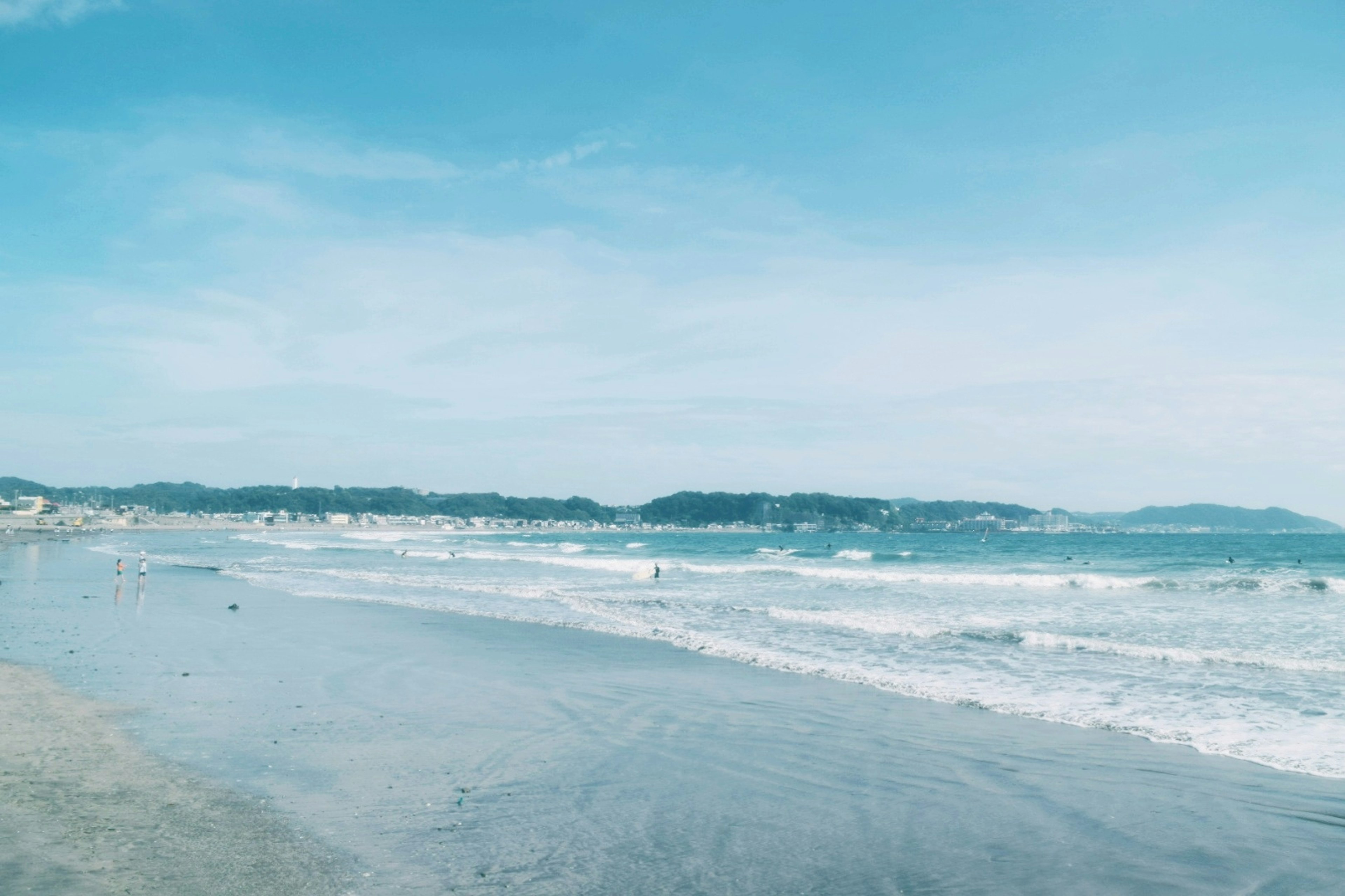 Scène de plage avec mer et ciel bleus vagues frappant