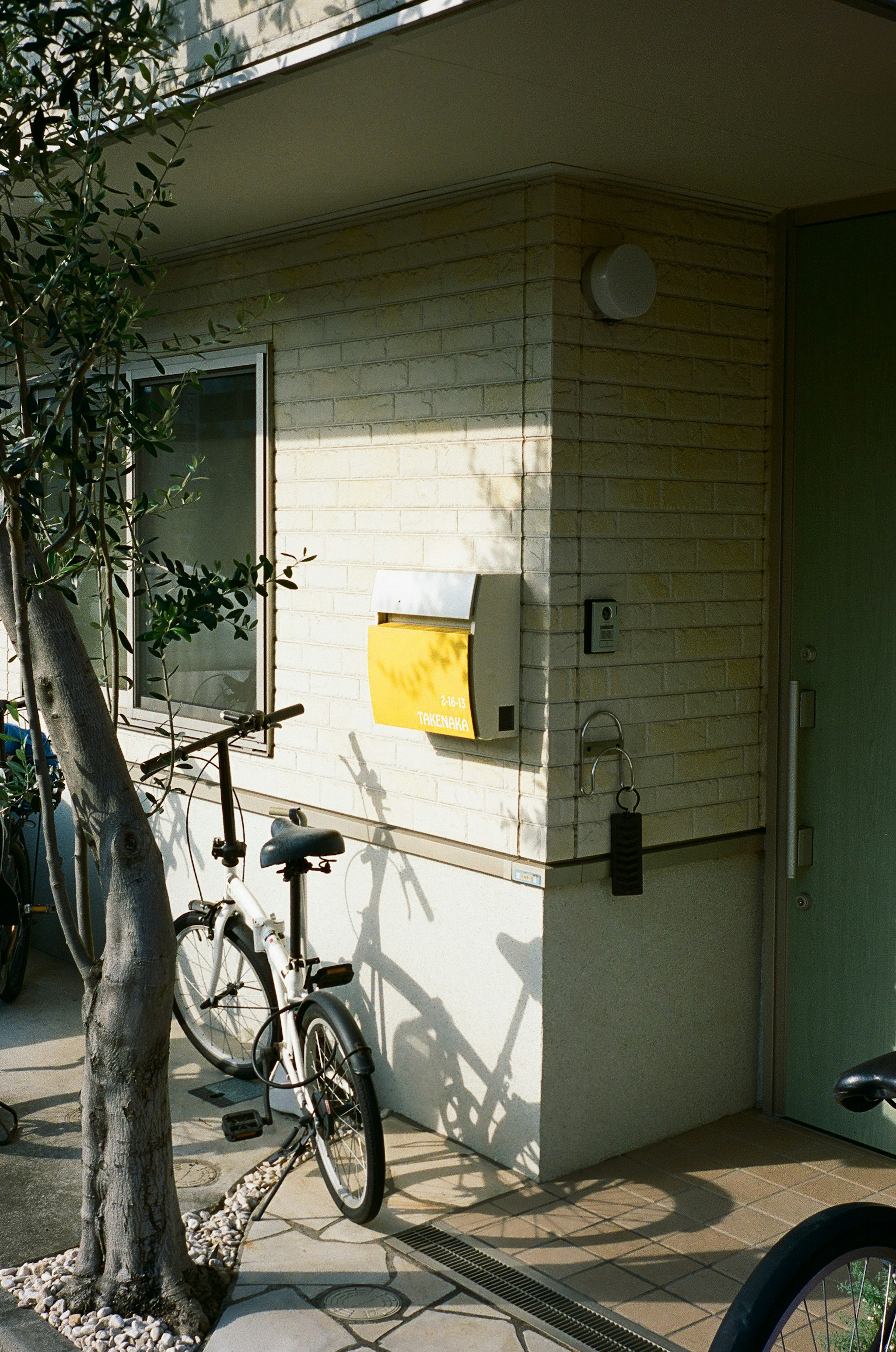 Extérieur d'une maison avec un vélo et une boîte aux lettres