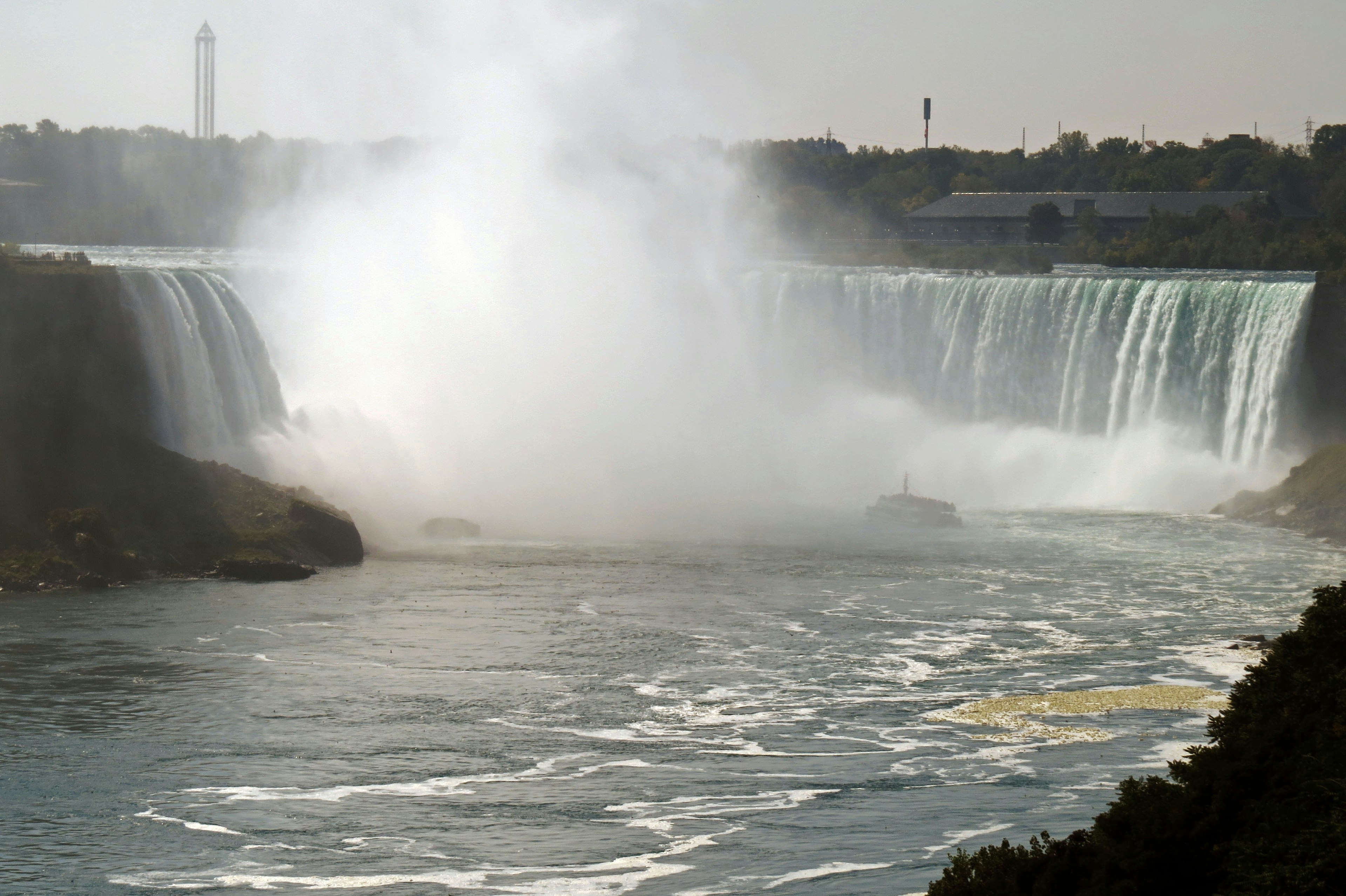 Pemandangan megah Air Terjun Niagara dengan kabut yang naik