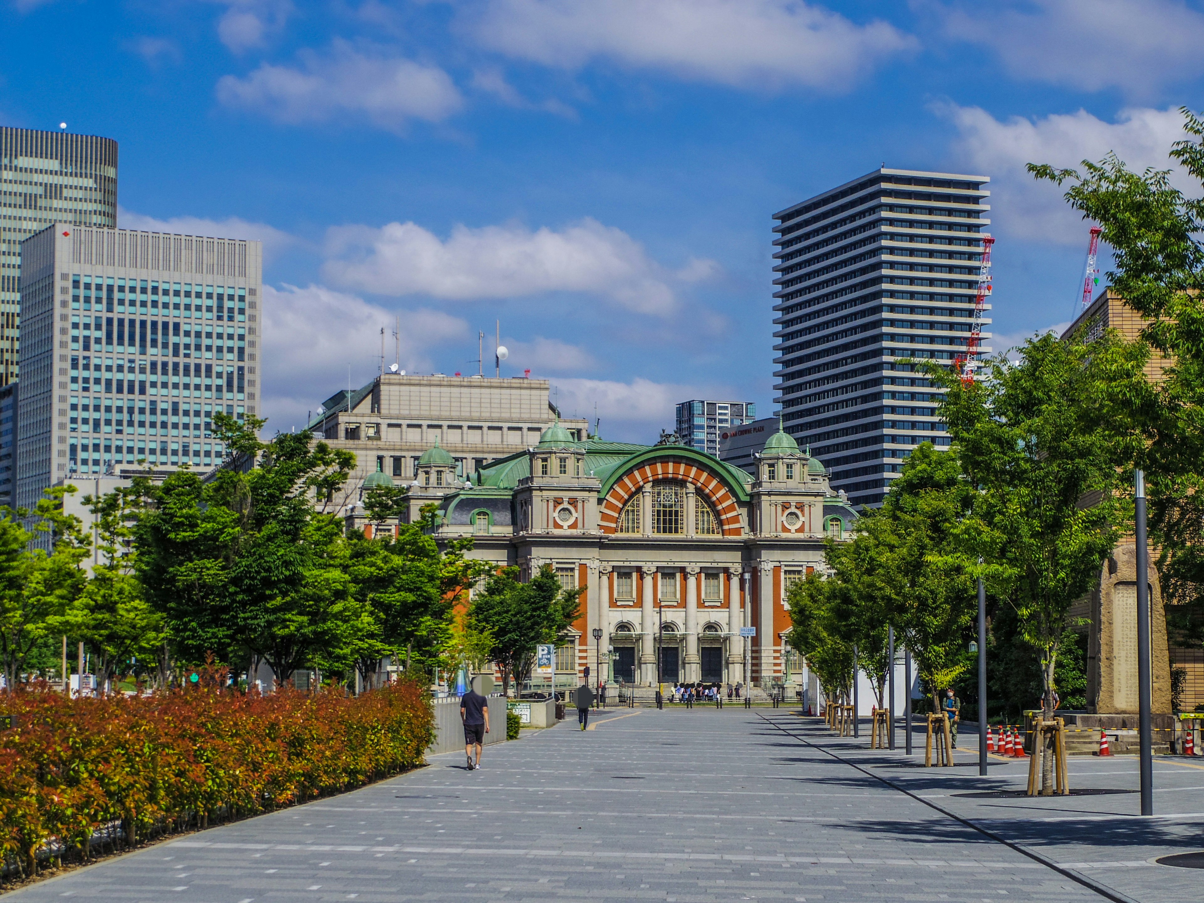 Bangunan bersejarah di Osaka dengan gedung pencakar langit modern di latar belakang