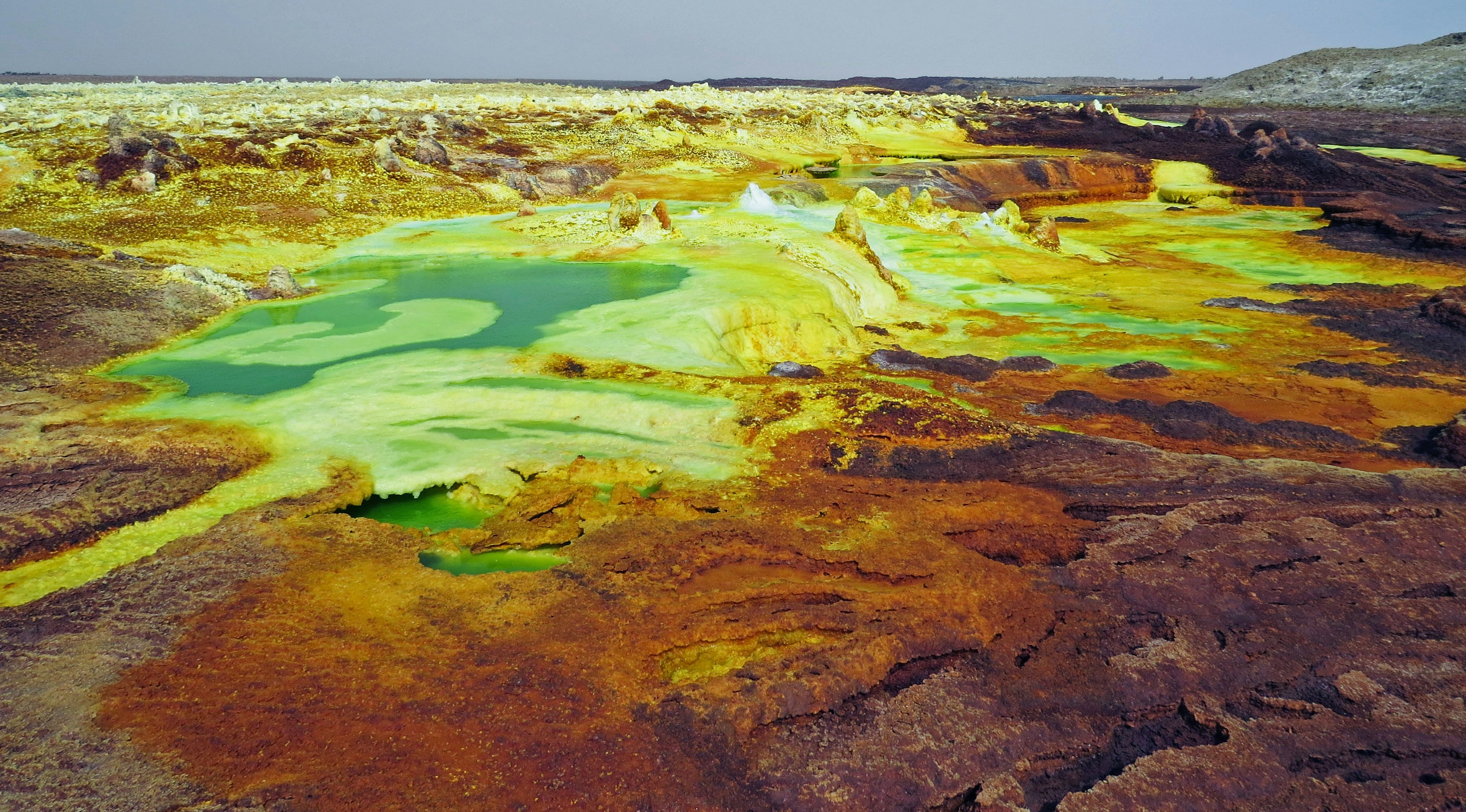 Paysage coloré de la dépression de Danakil avec des bassins minéraux vibrants