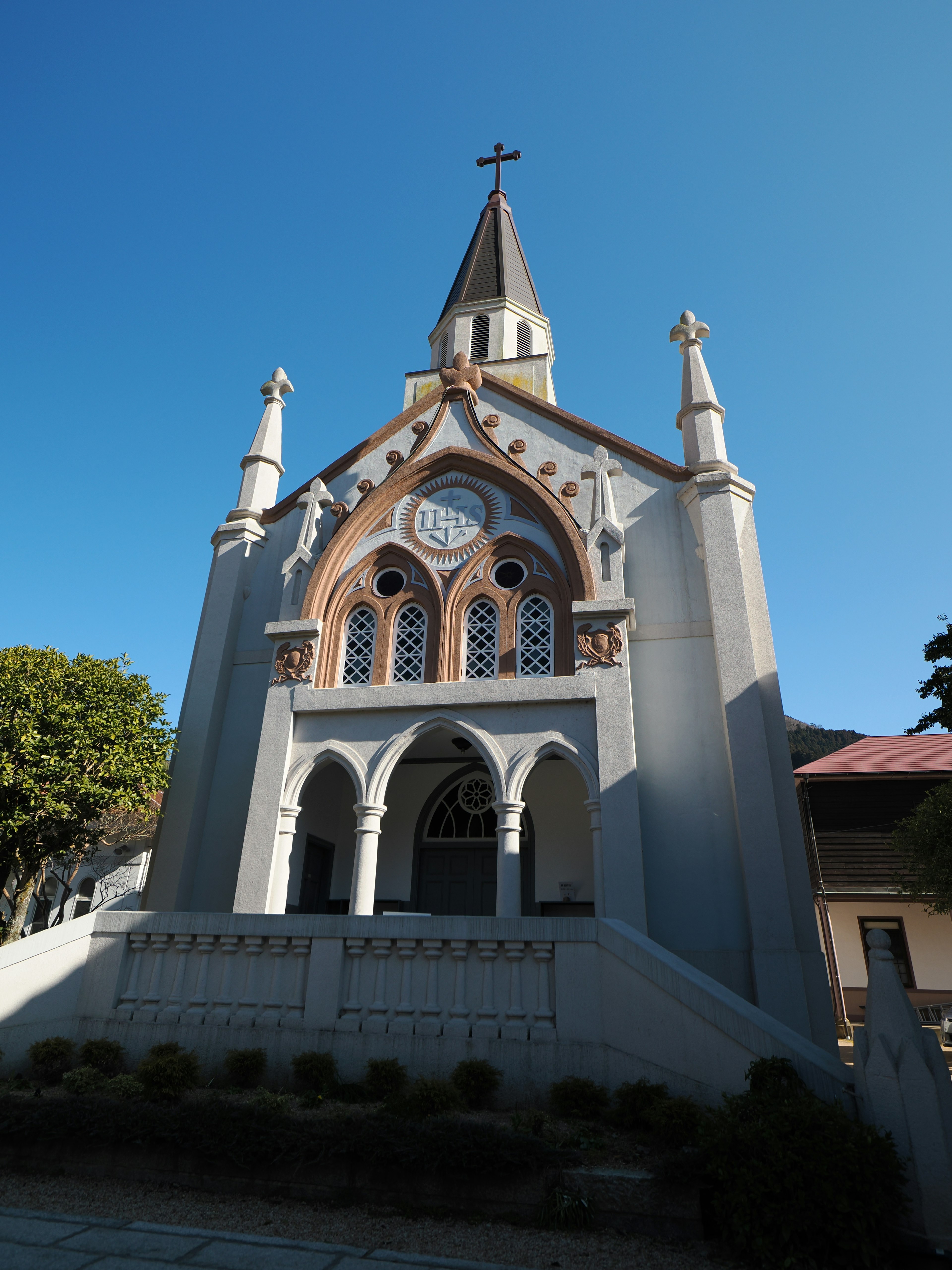 Fasad gereja yang indah di bawah langit biru cerah