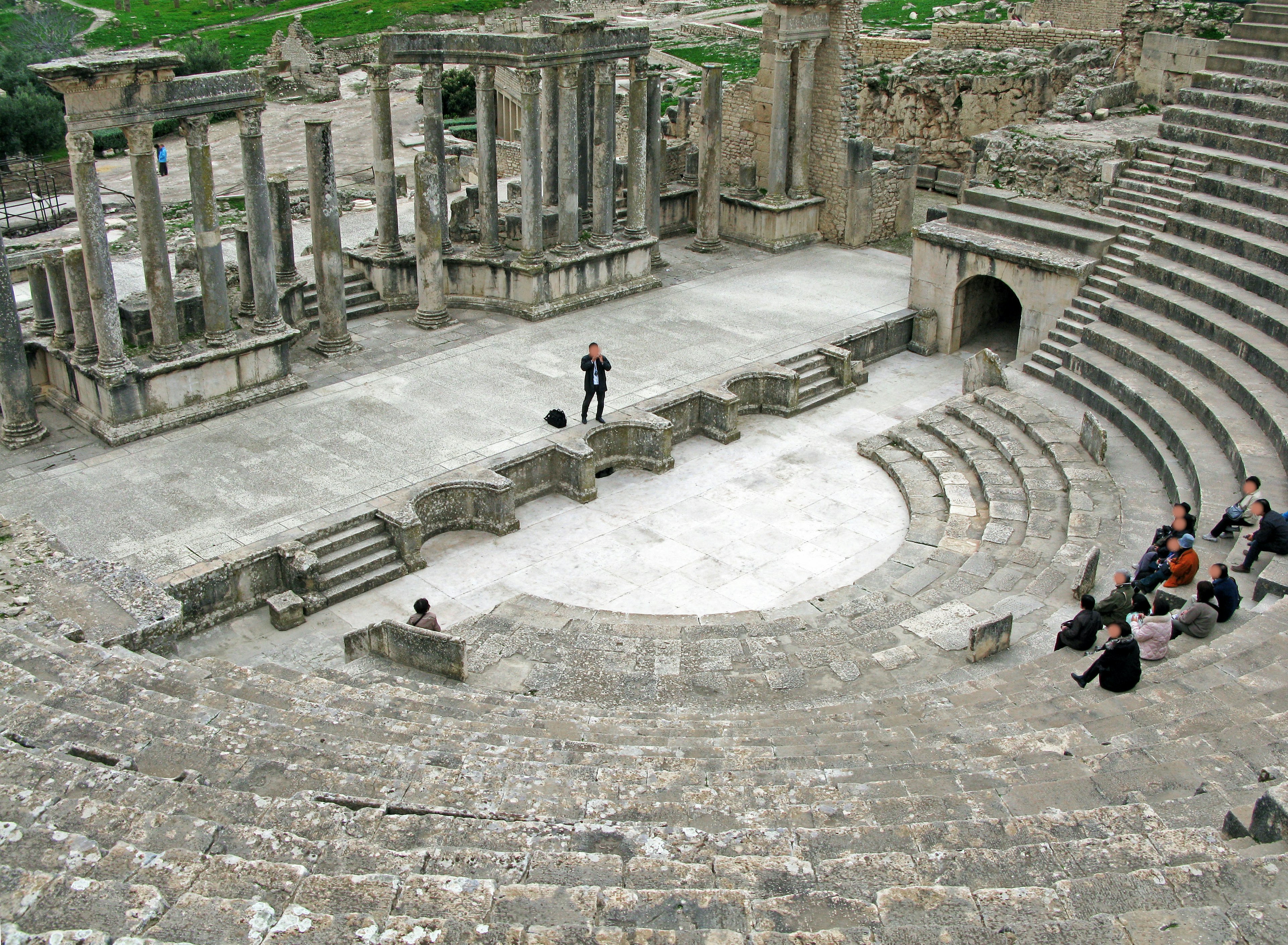 Rovine di un antico teatro con posti a sedere e palcoscenico