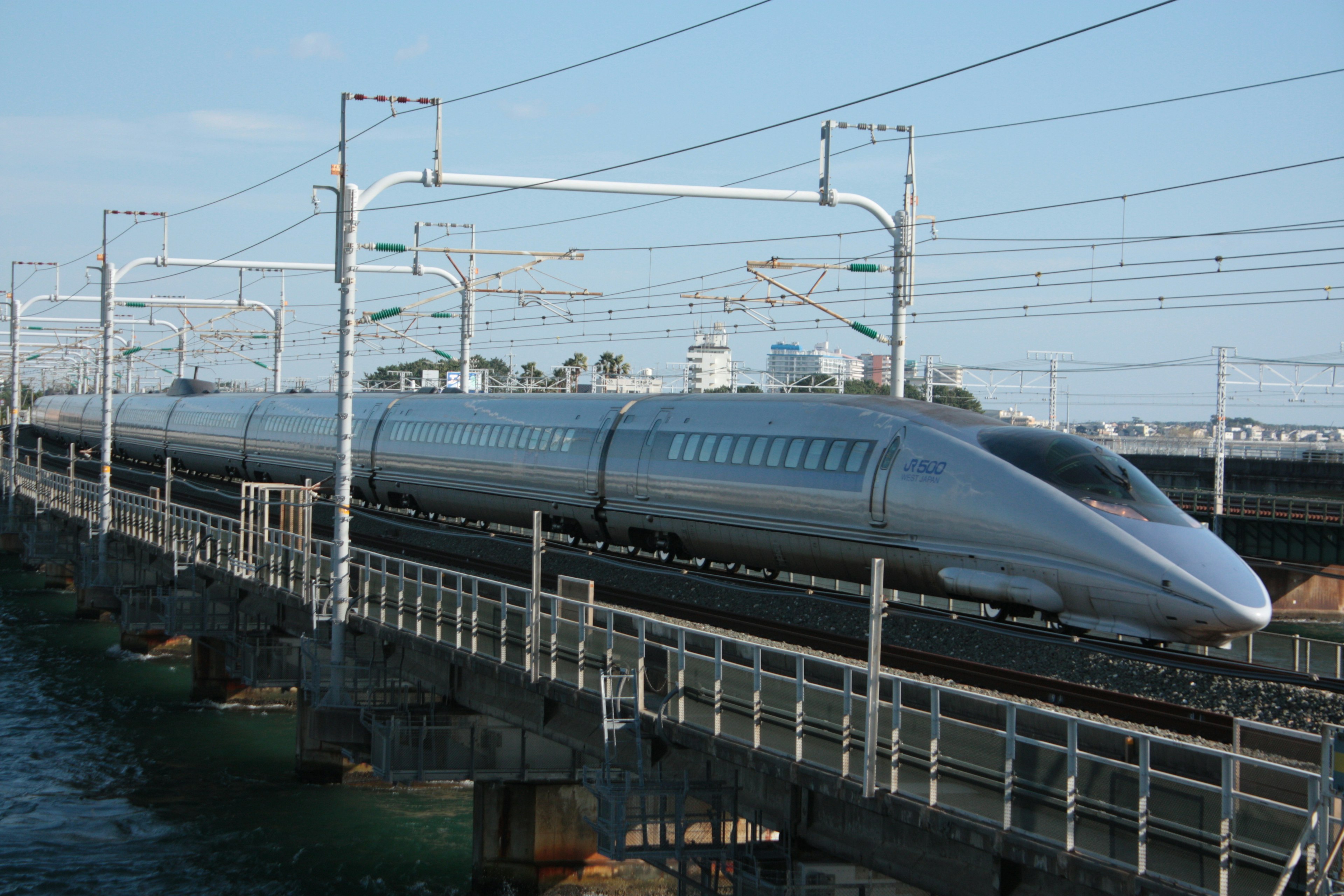 Tàu Shinkansen màu bạc đang băng qua cầu