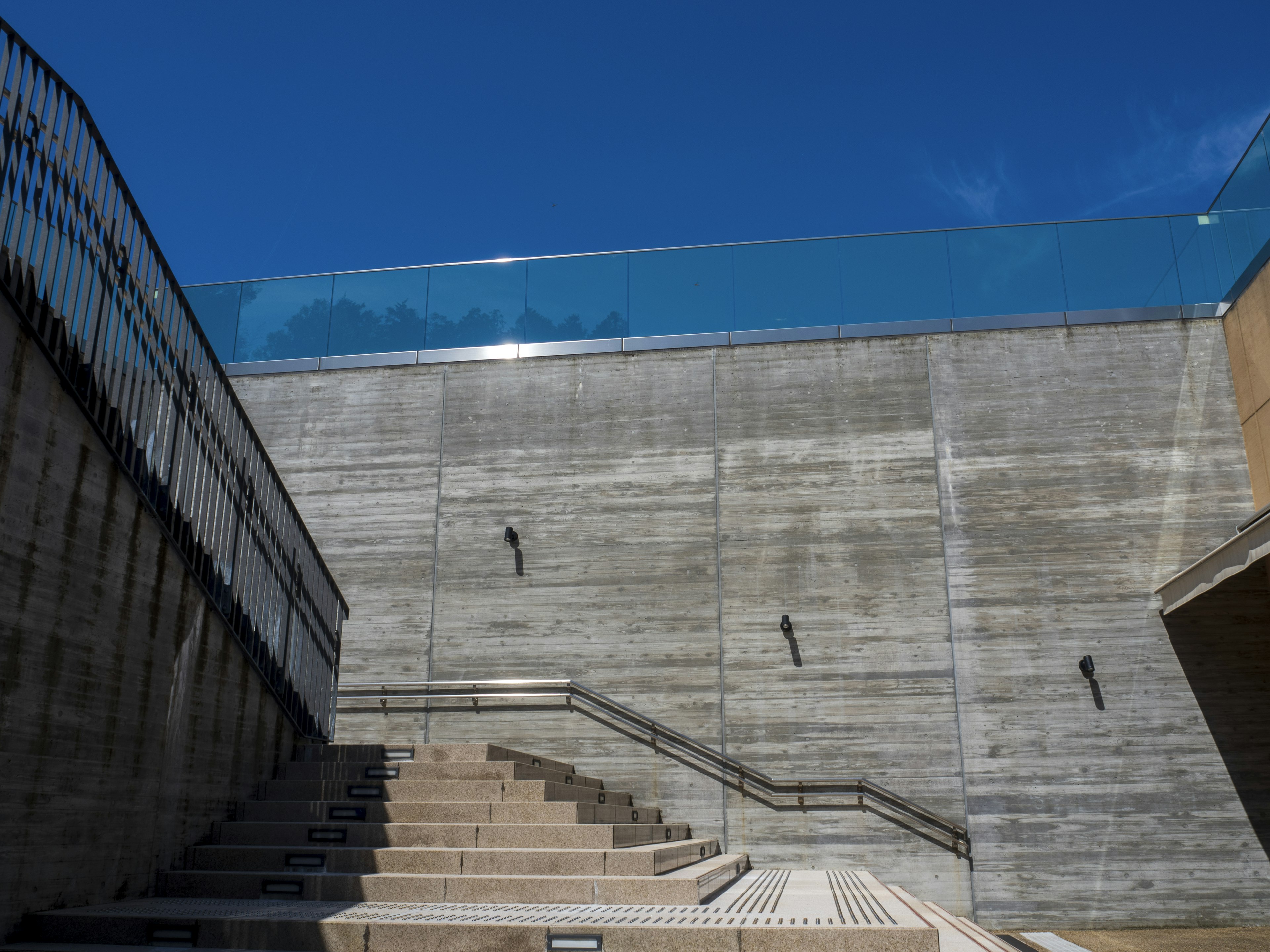 Espacio arquitectónico moderno con paredes de hormigón y escaleras