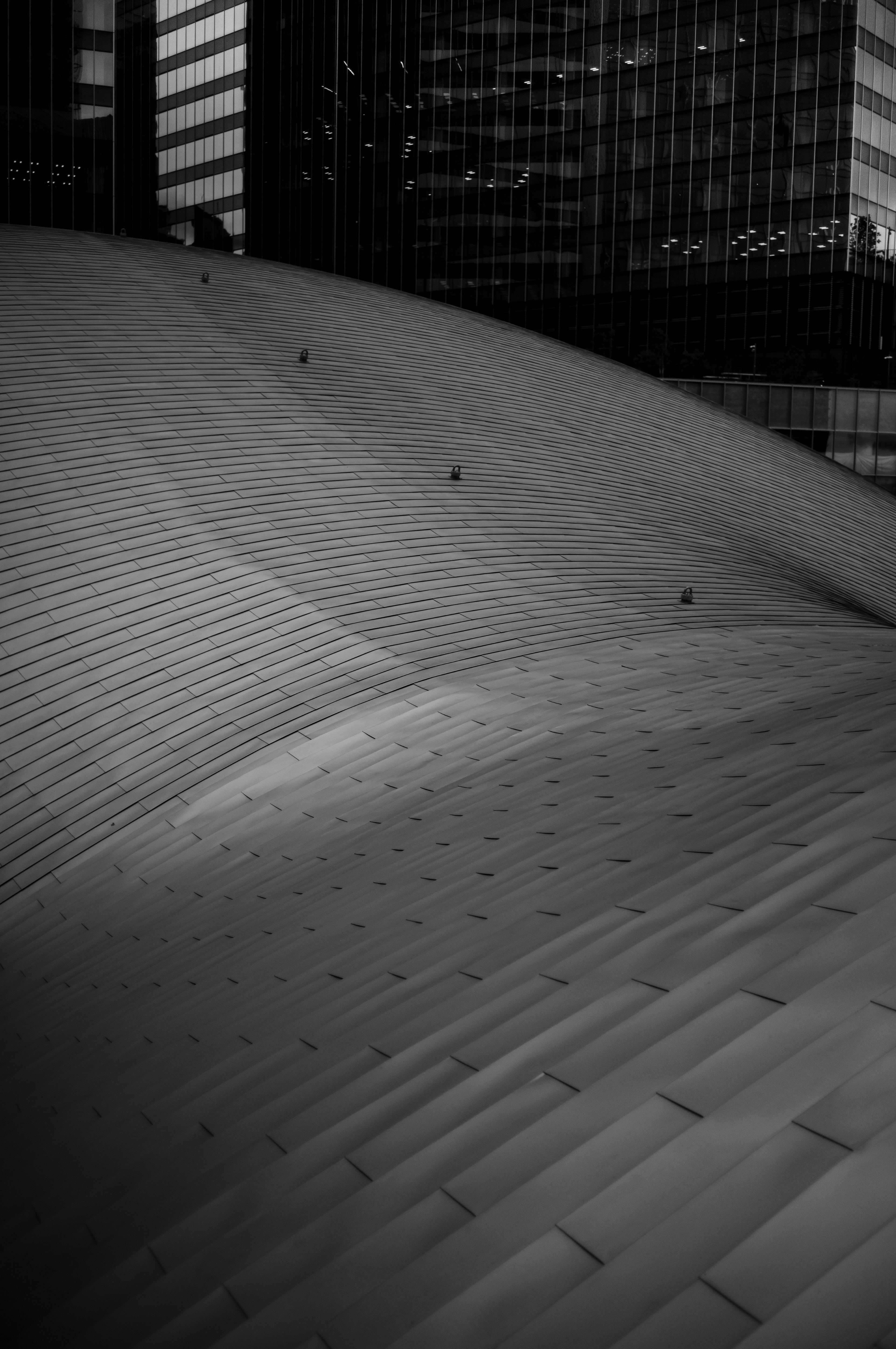 Structure de toit ondulée avec un paysage urbain en noir et blanc et des bâtiments