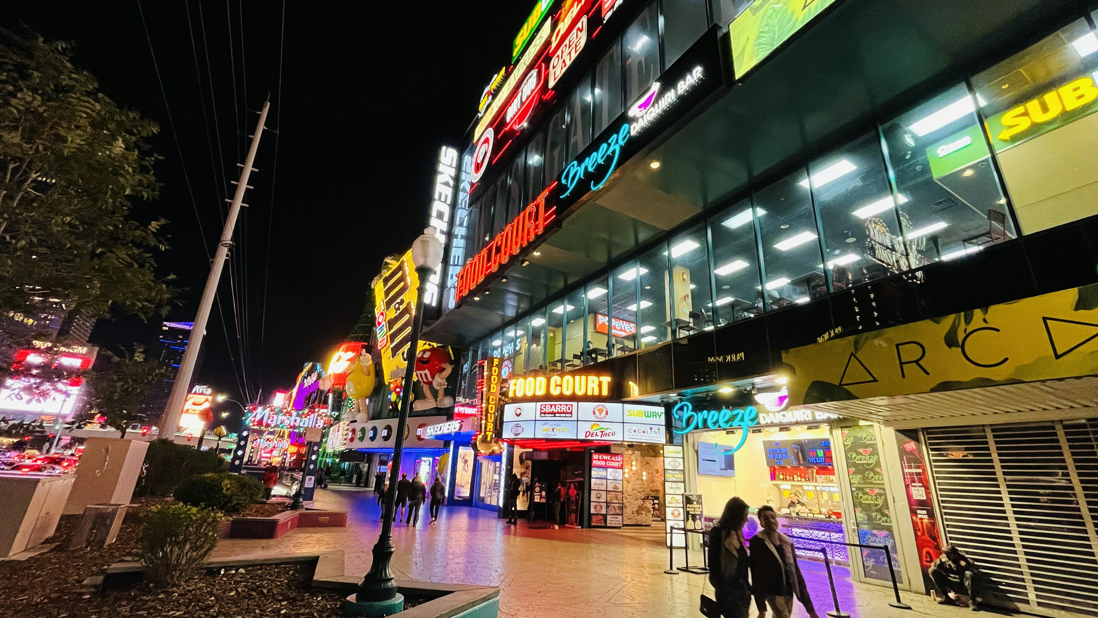 Bunte Schaufenster und Neonlichter in einem belebten Nachtbereich