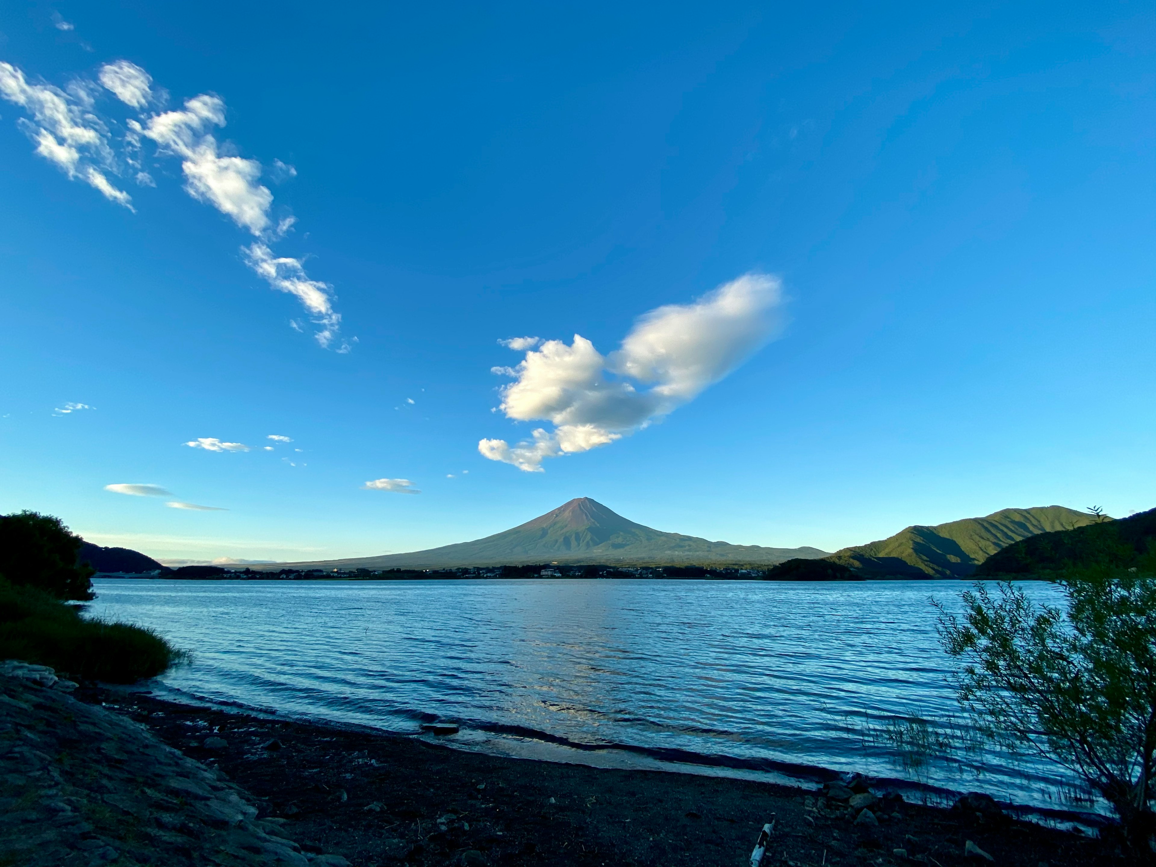湖泊和山的风景，蓝天和白云，平静的水面