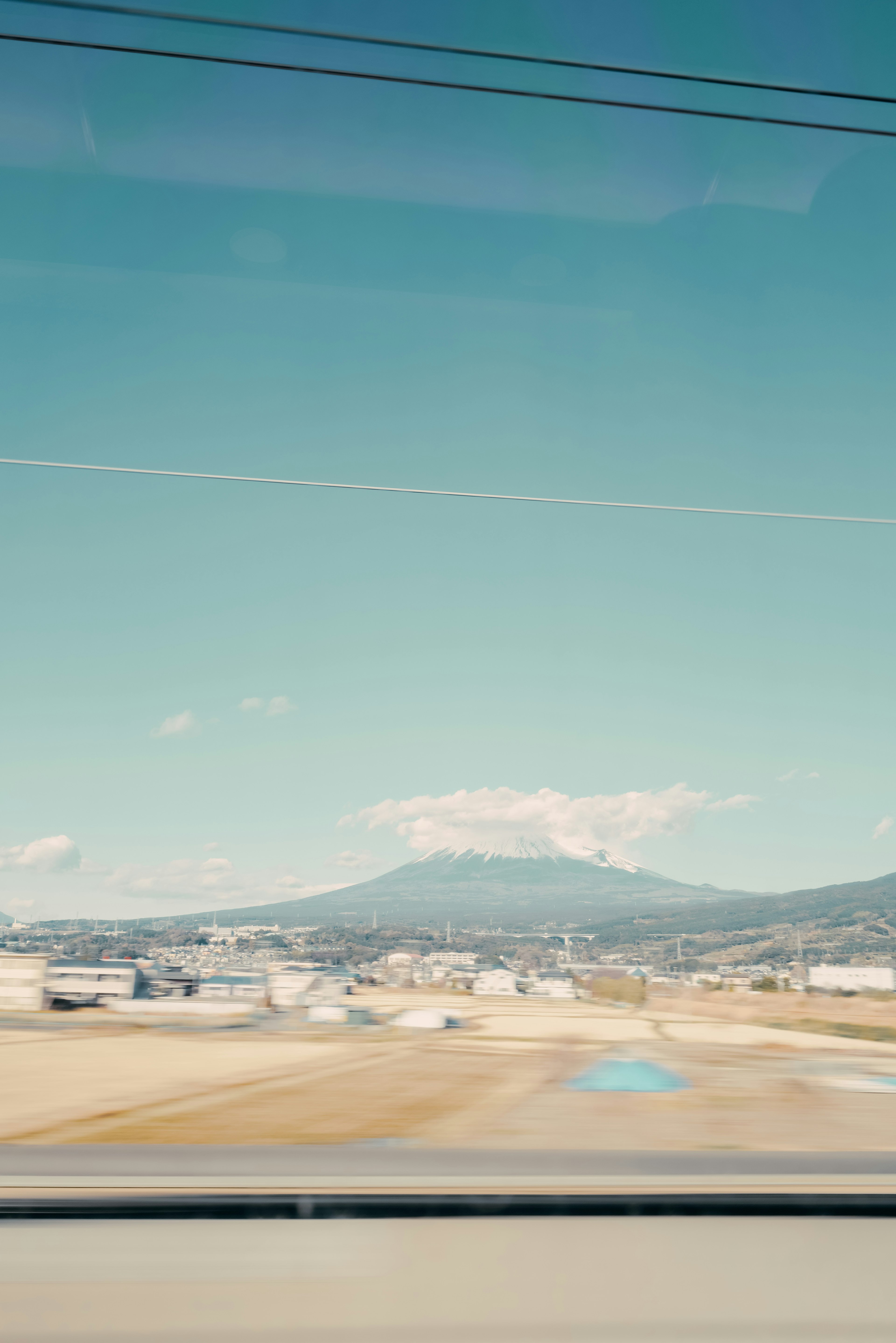 Vue des montagnes et du ciel bleu depuis une fenêtre de voiture