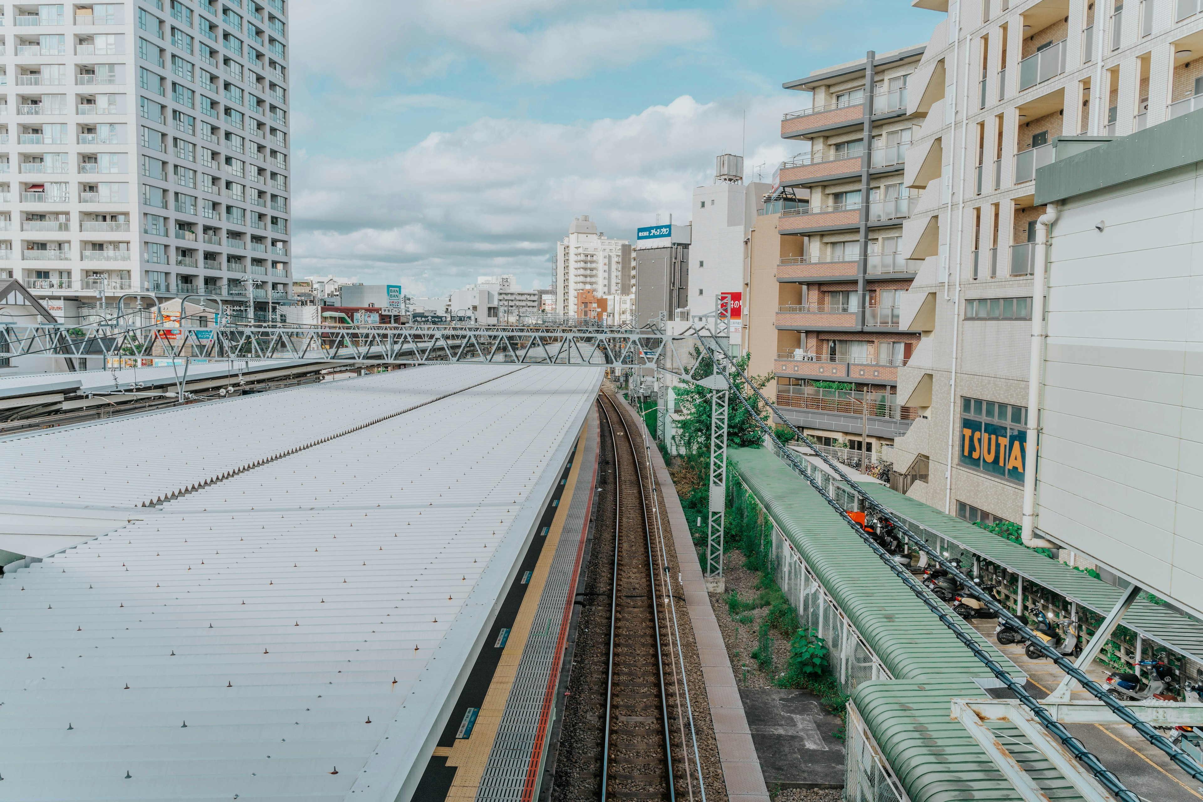 Pemandangan stasiun kereta api perkotaan dengan gedung tinggi