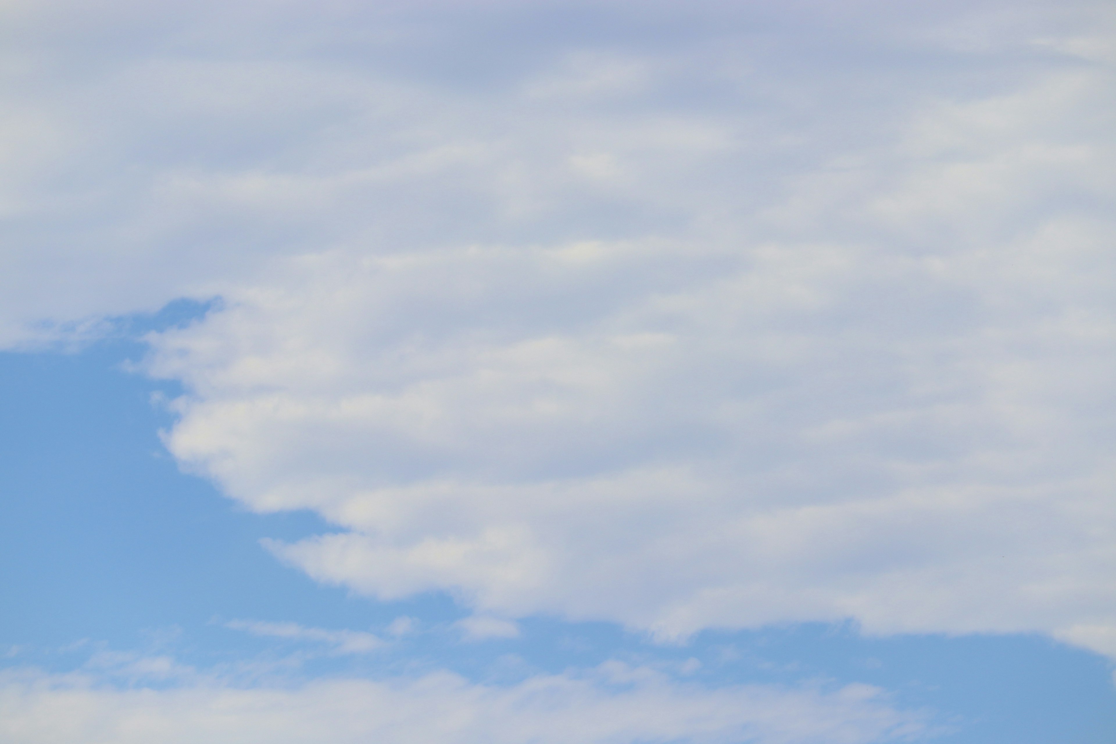 Patrón de nubes blancas contra un cielo azul