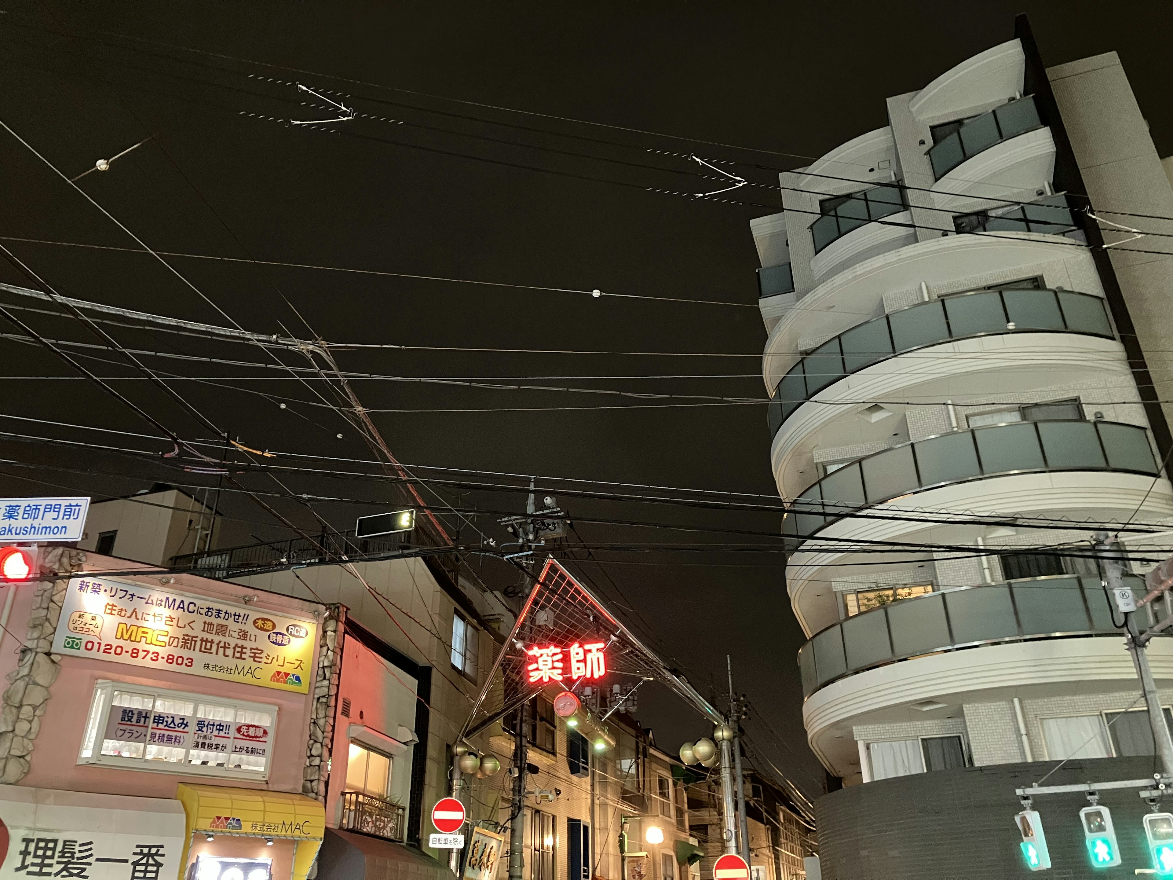 夜の街並みと電線の交差が見える風景