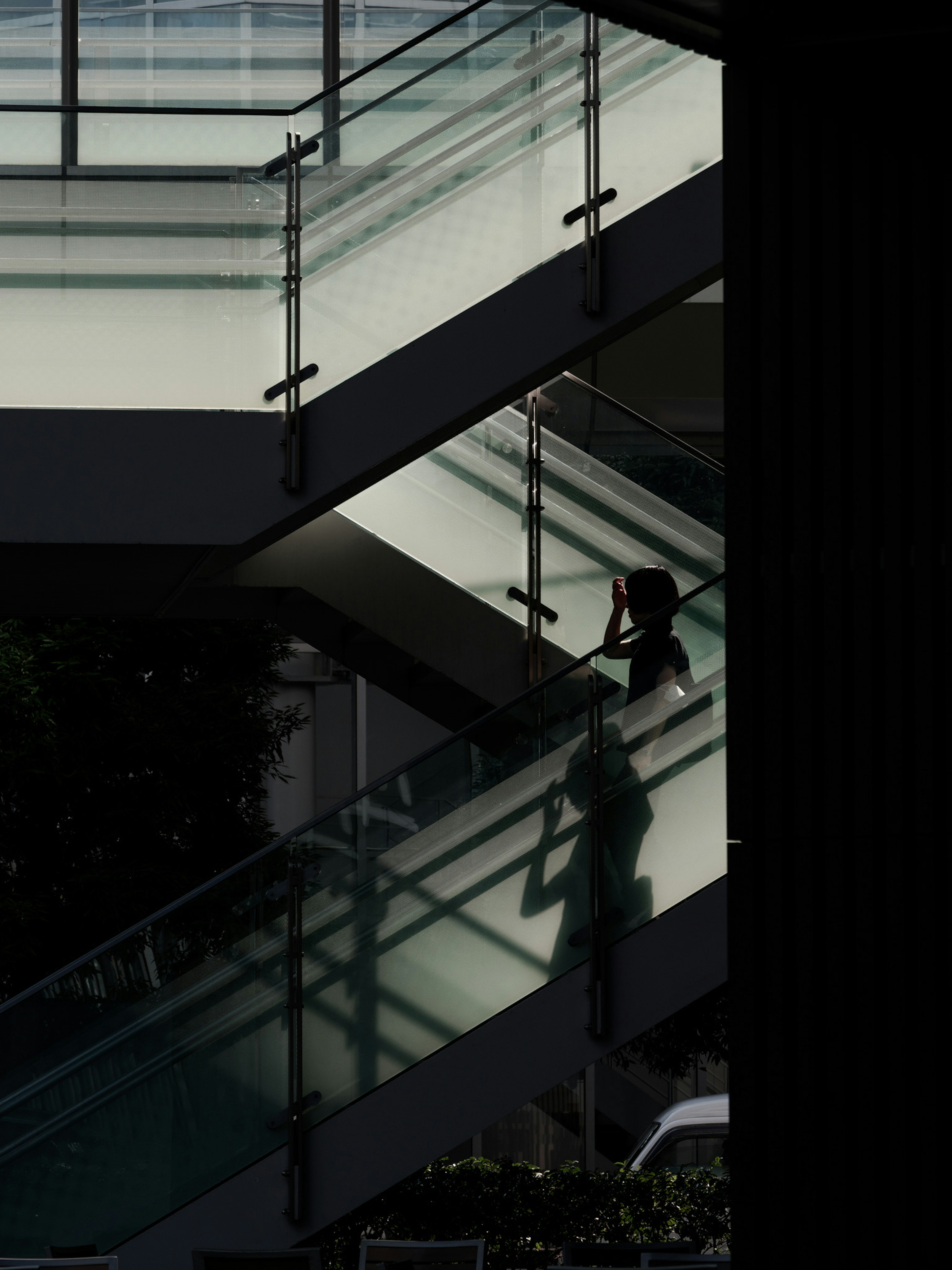 Intérieur d'un bâtiment moderne avec des contrastes frappants de lumière et d'ombre sur les escaliers