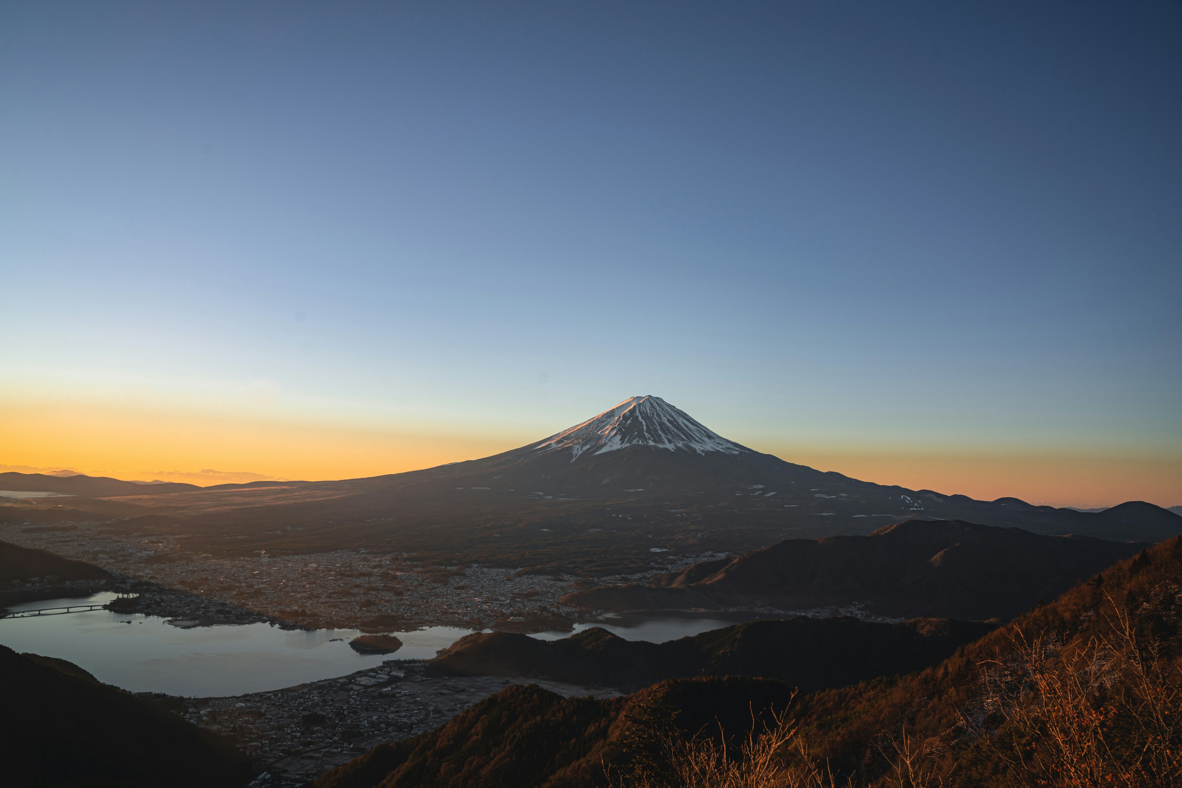 富士山的壯麗景色，背景是美麗的日落