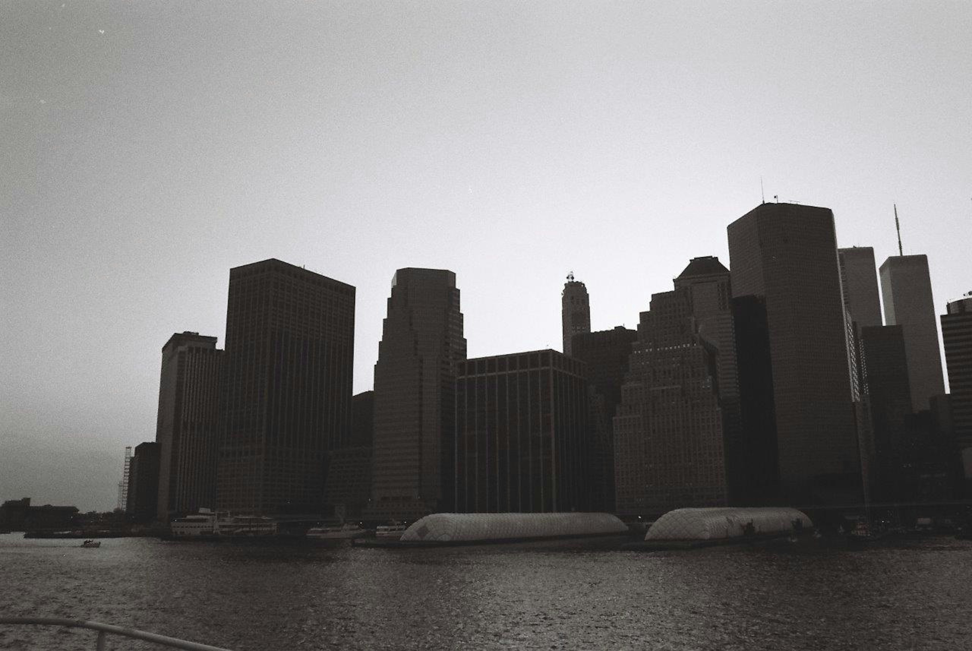 Silhouette de un horizonte urbano en blanco y negro