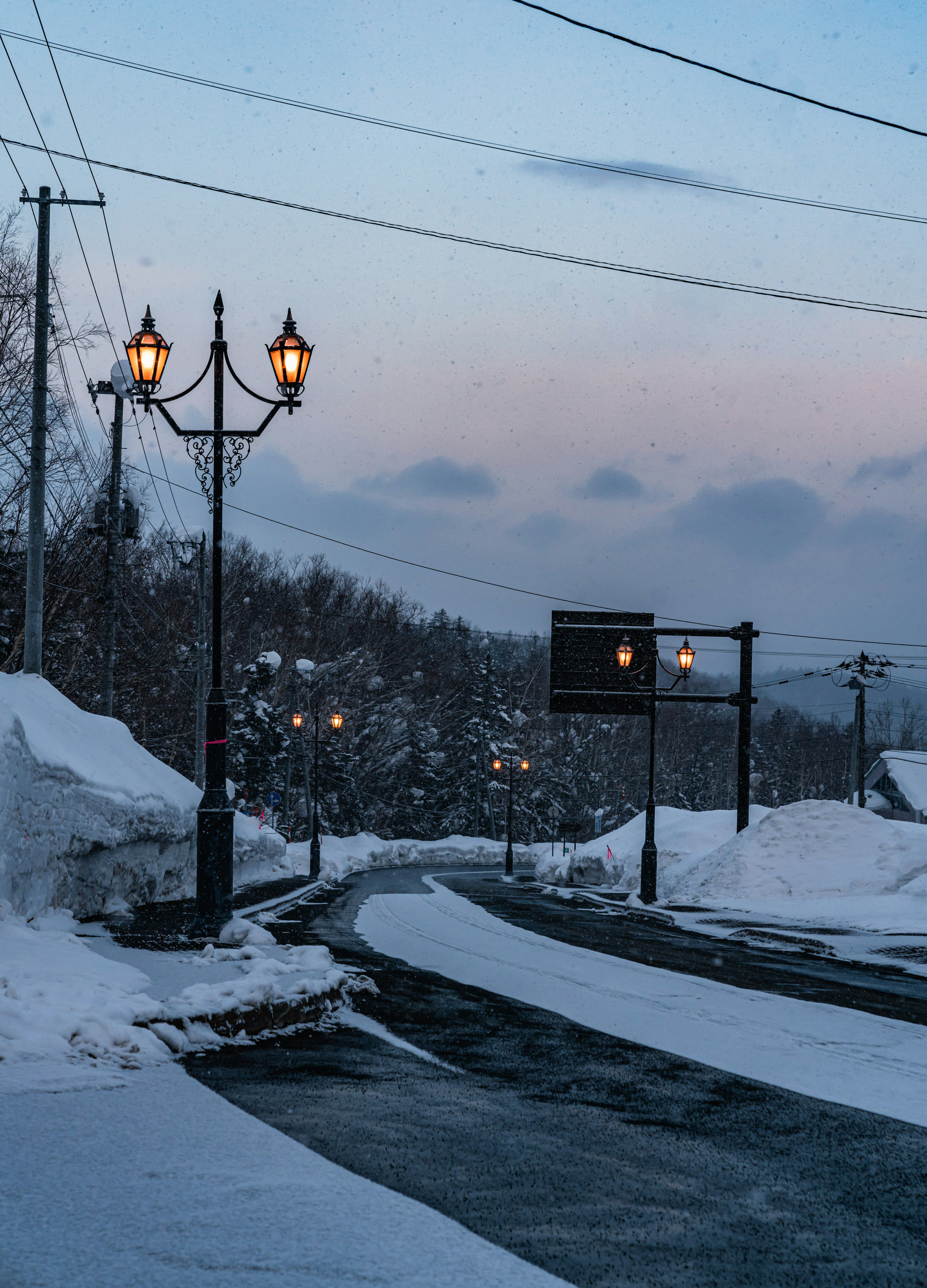 雪覆盖的道路和街灯的冬季场景