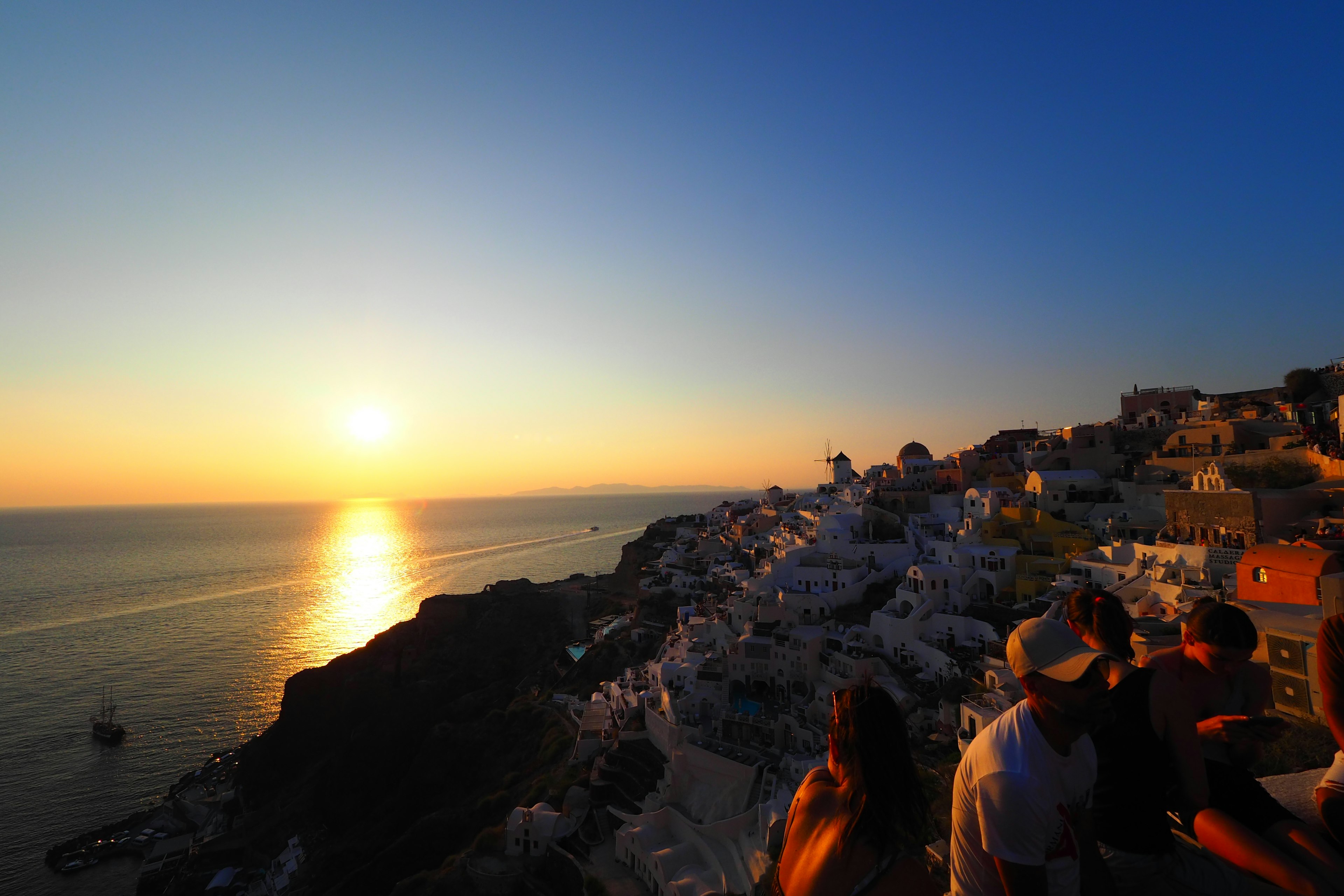 Vista panorámica de una hermosa puesta de sol sobre el mar en Santorini