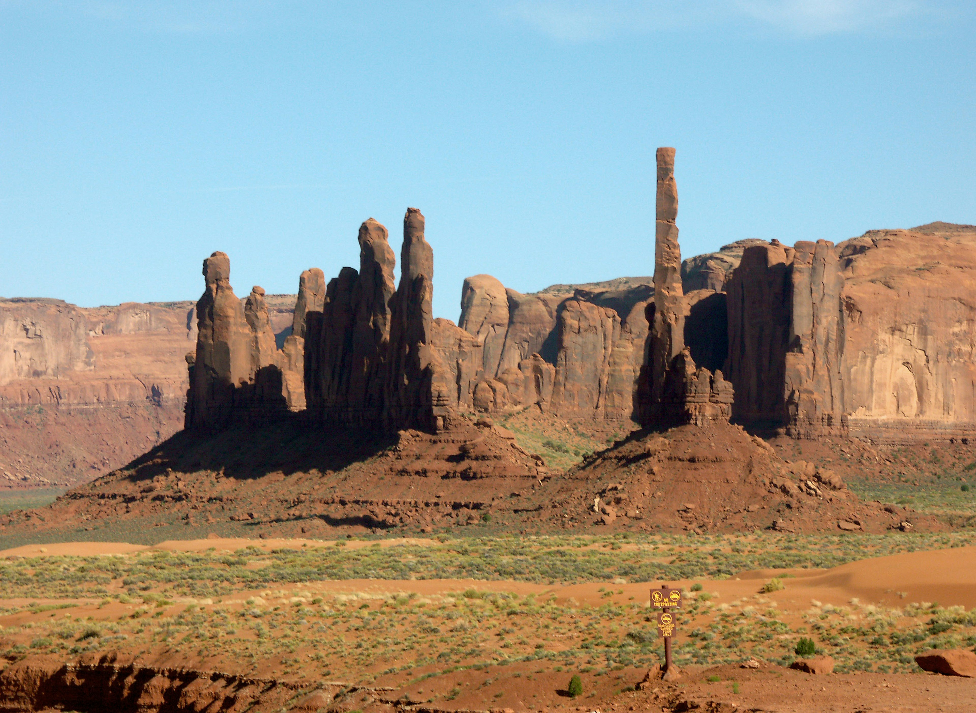 Formasi batu merah yang mengesankan di Monument Valley dengan langit biru