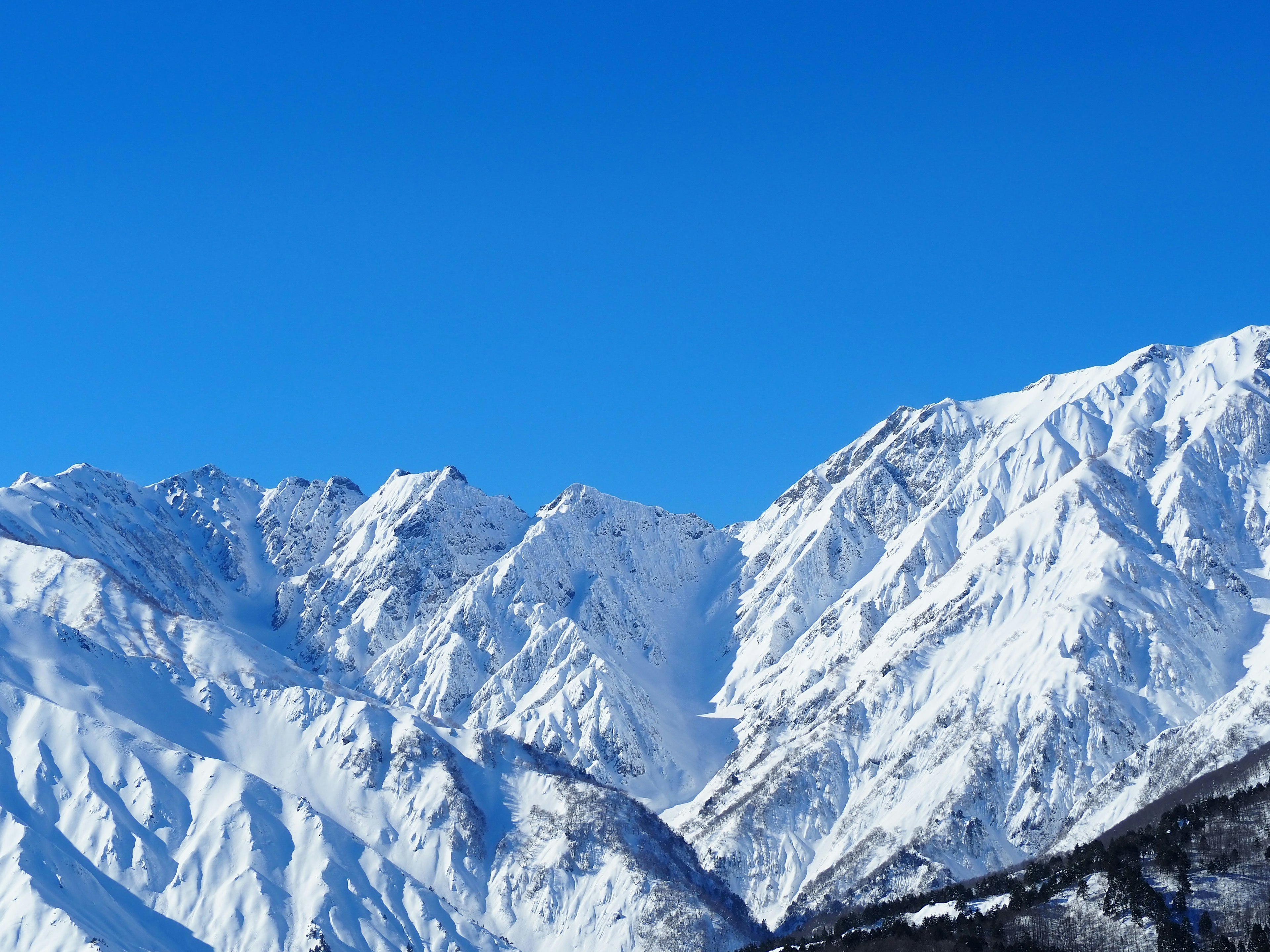 Schneebedeckte Berge unter einem klaren blauen Himmel