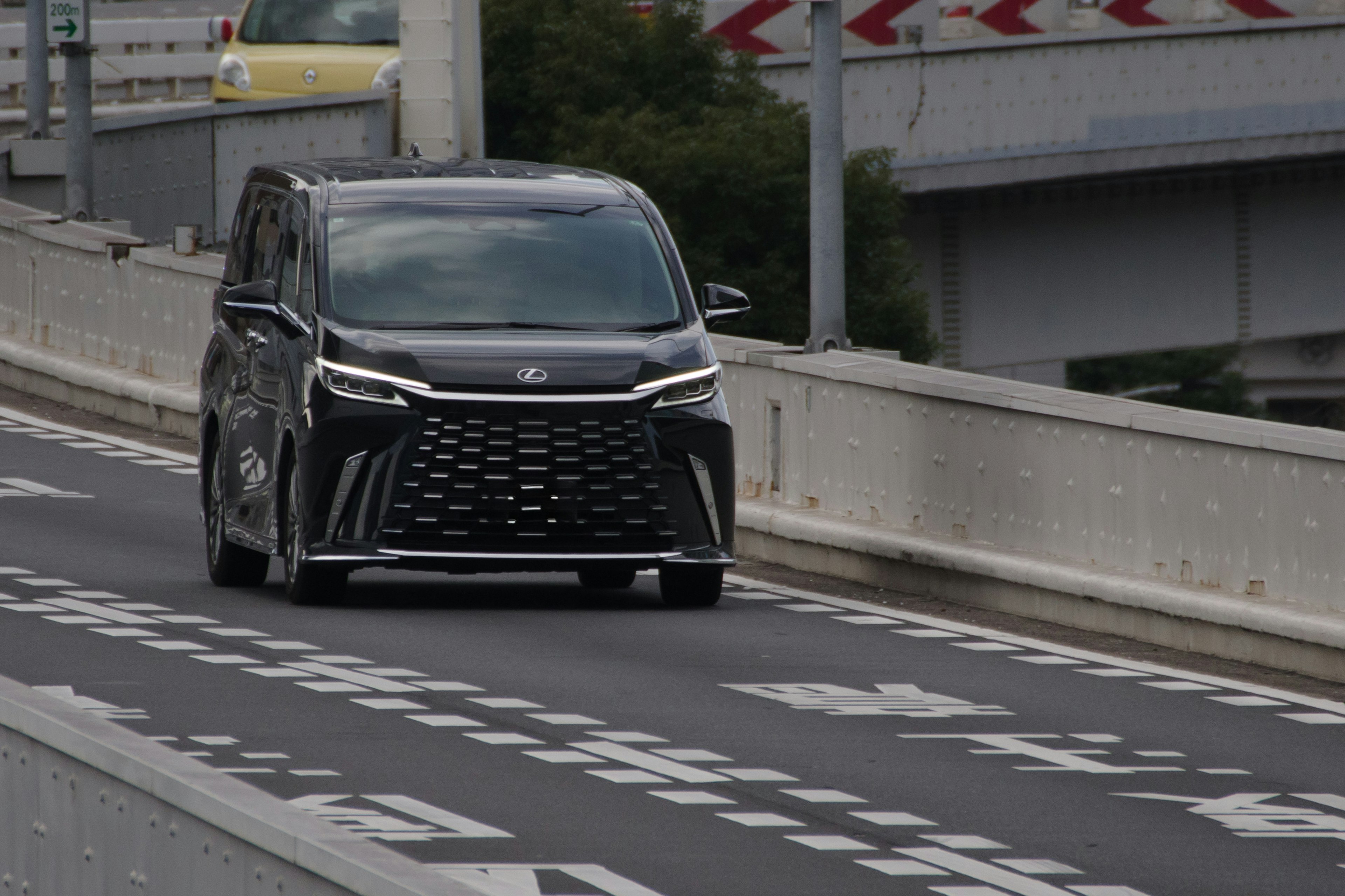 Un minivan nero che guida su una strada