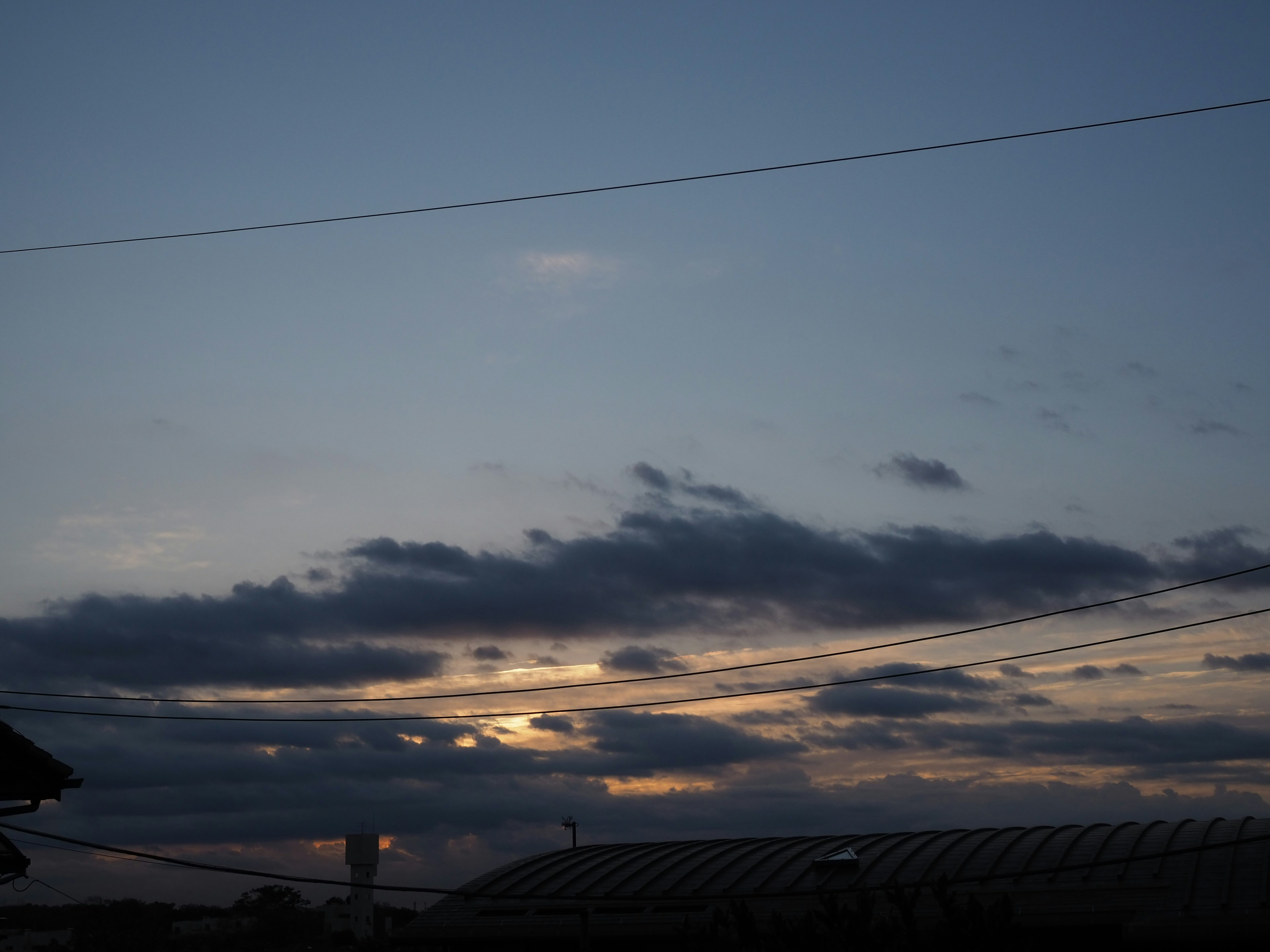 Cielo crepuscular con nubes y luz tenue