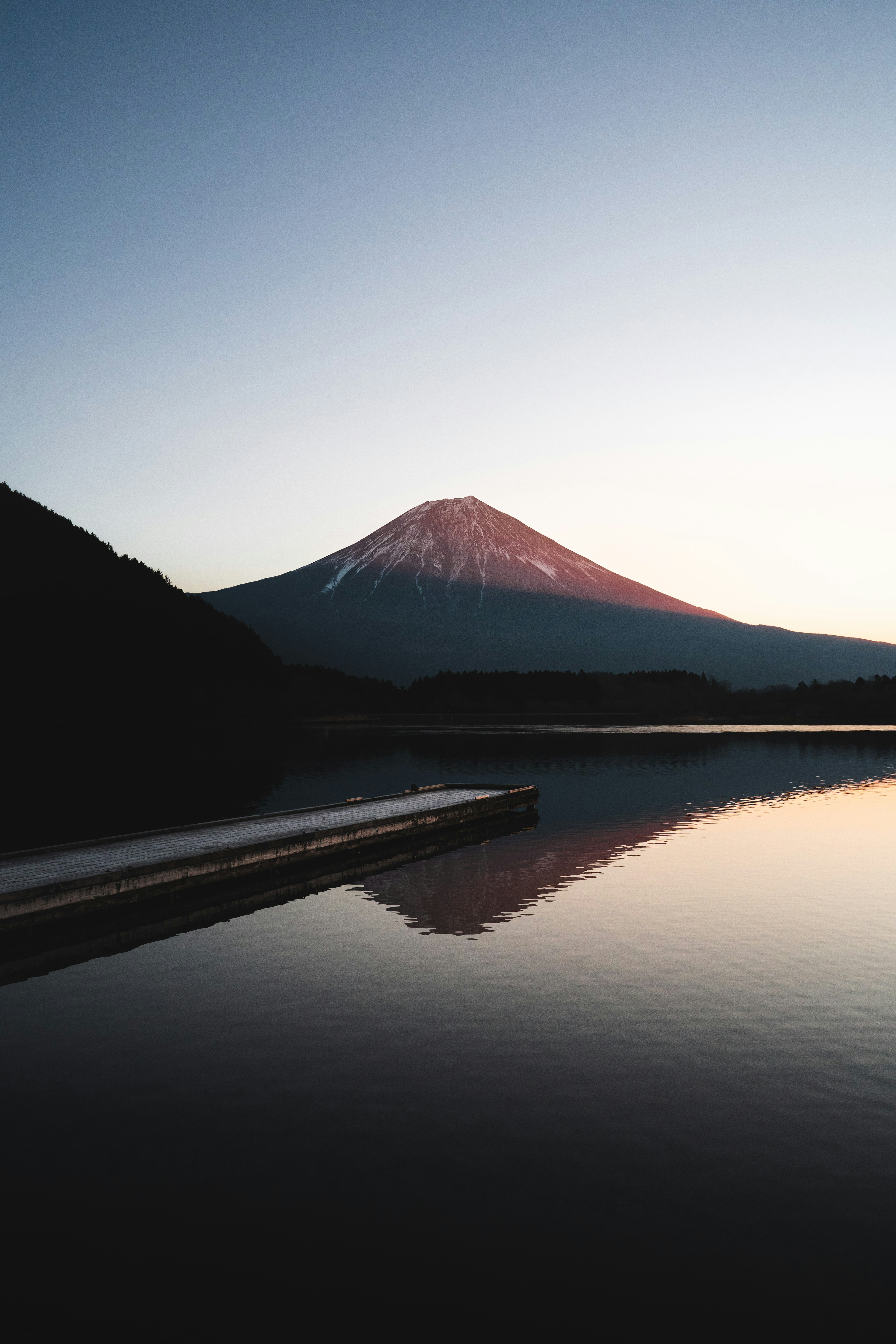 Pemandangan tenang Gunung Fuji yang terpantul di danau tenang