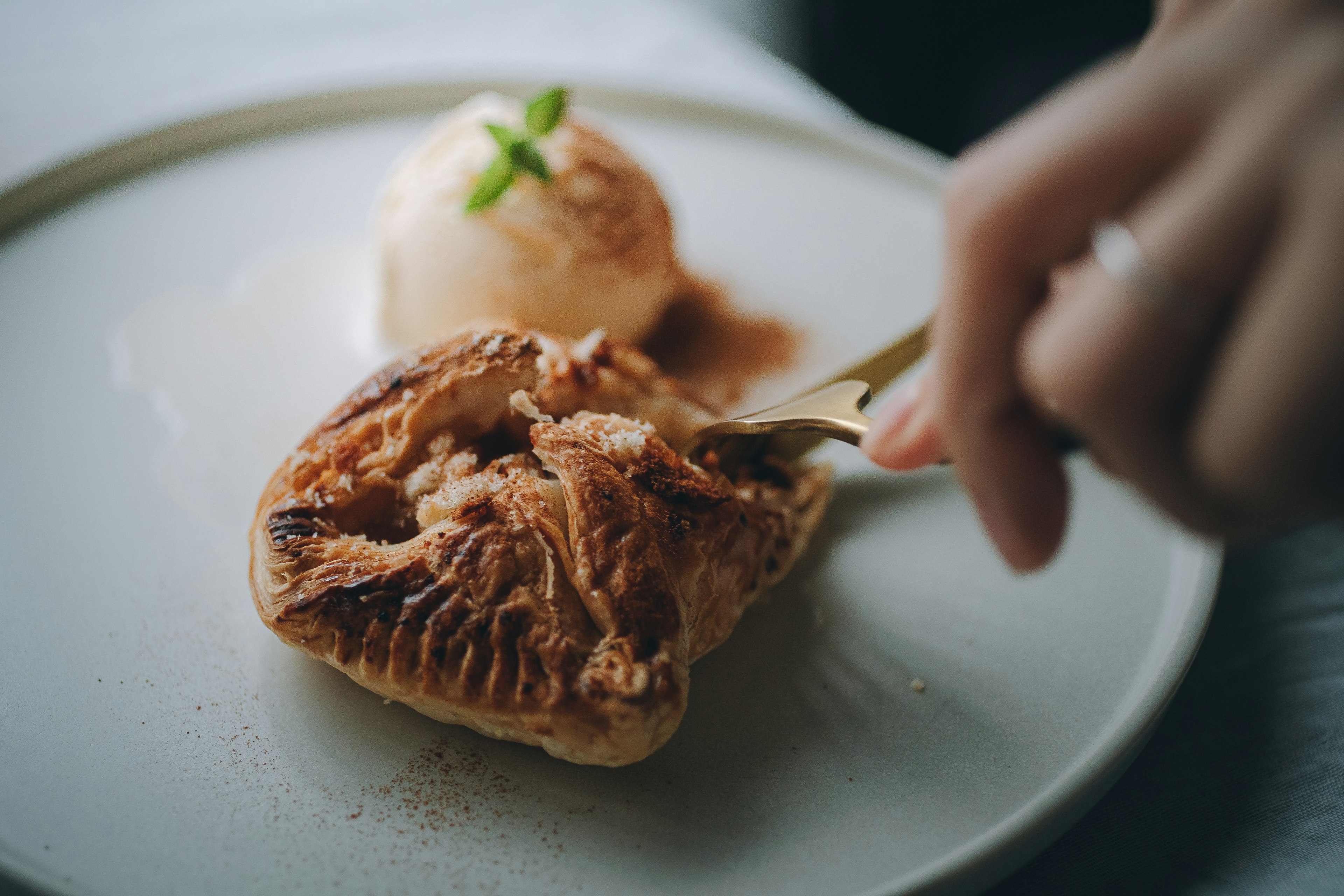 Piring dengan dessert lezat dan satu bola es krim