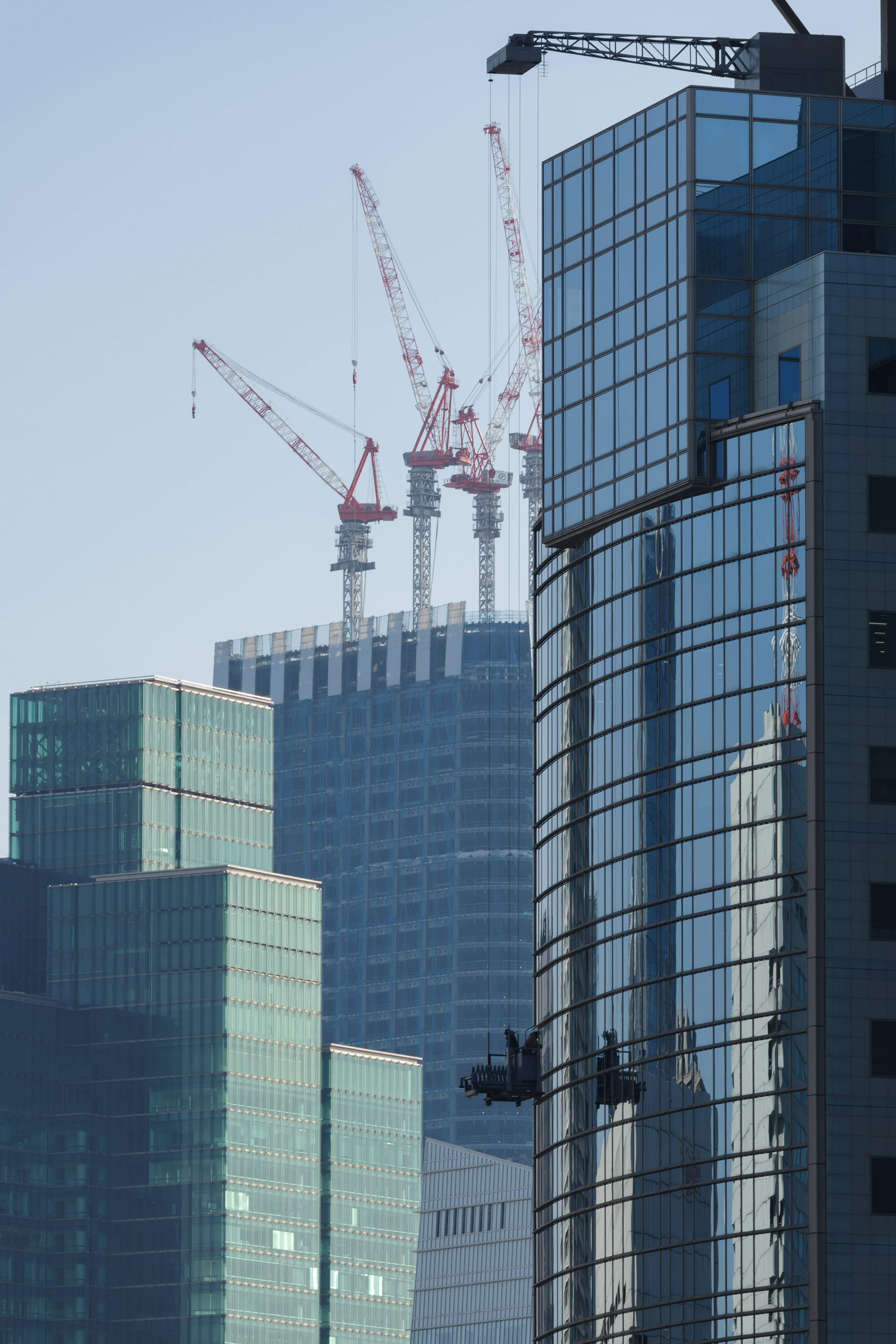 城市天際線，展示玻璃建築和施工起重機