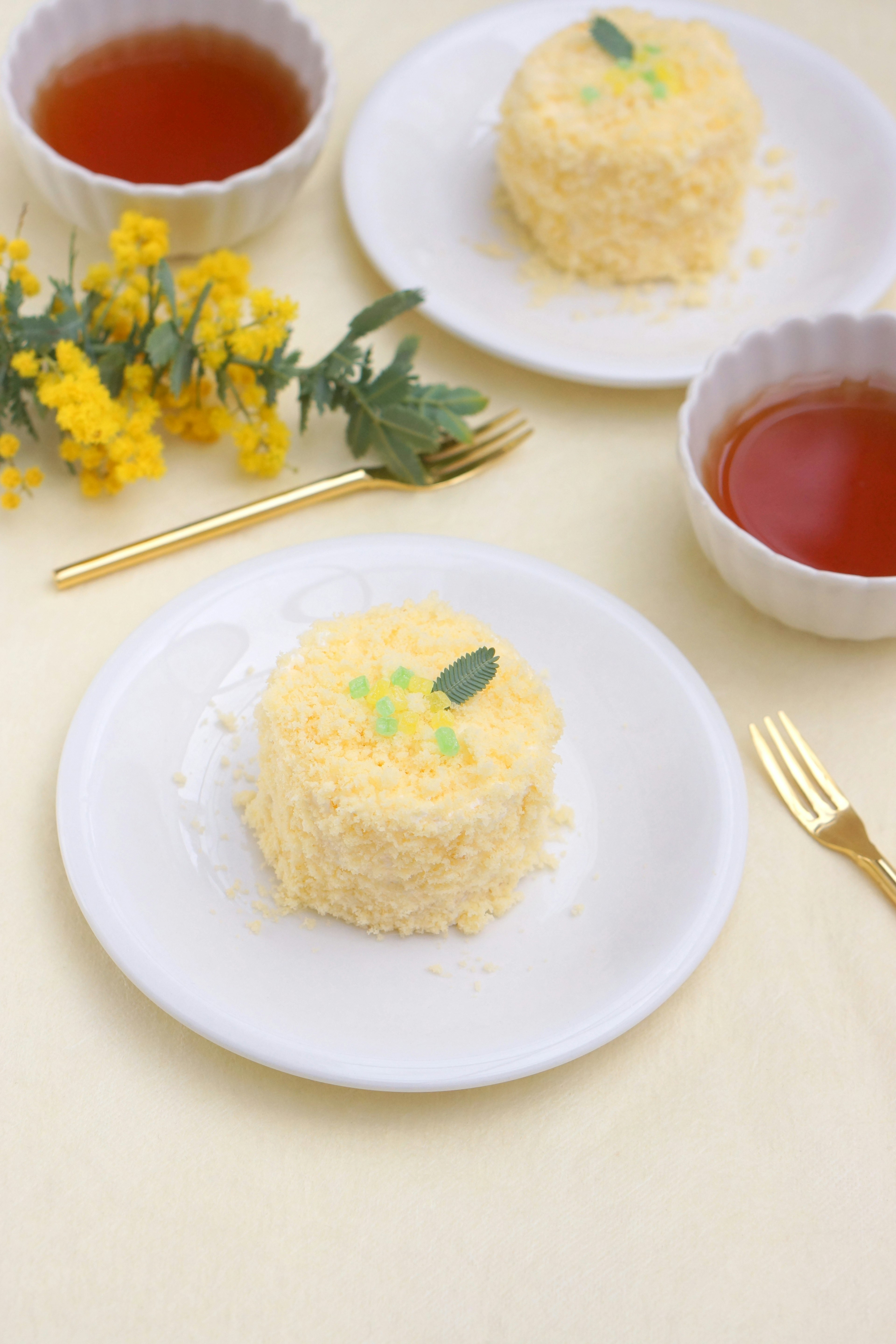 Pastel amarillo y té en una mesa