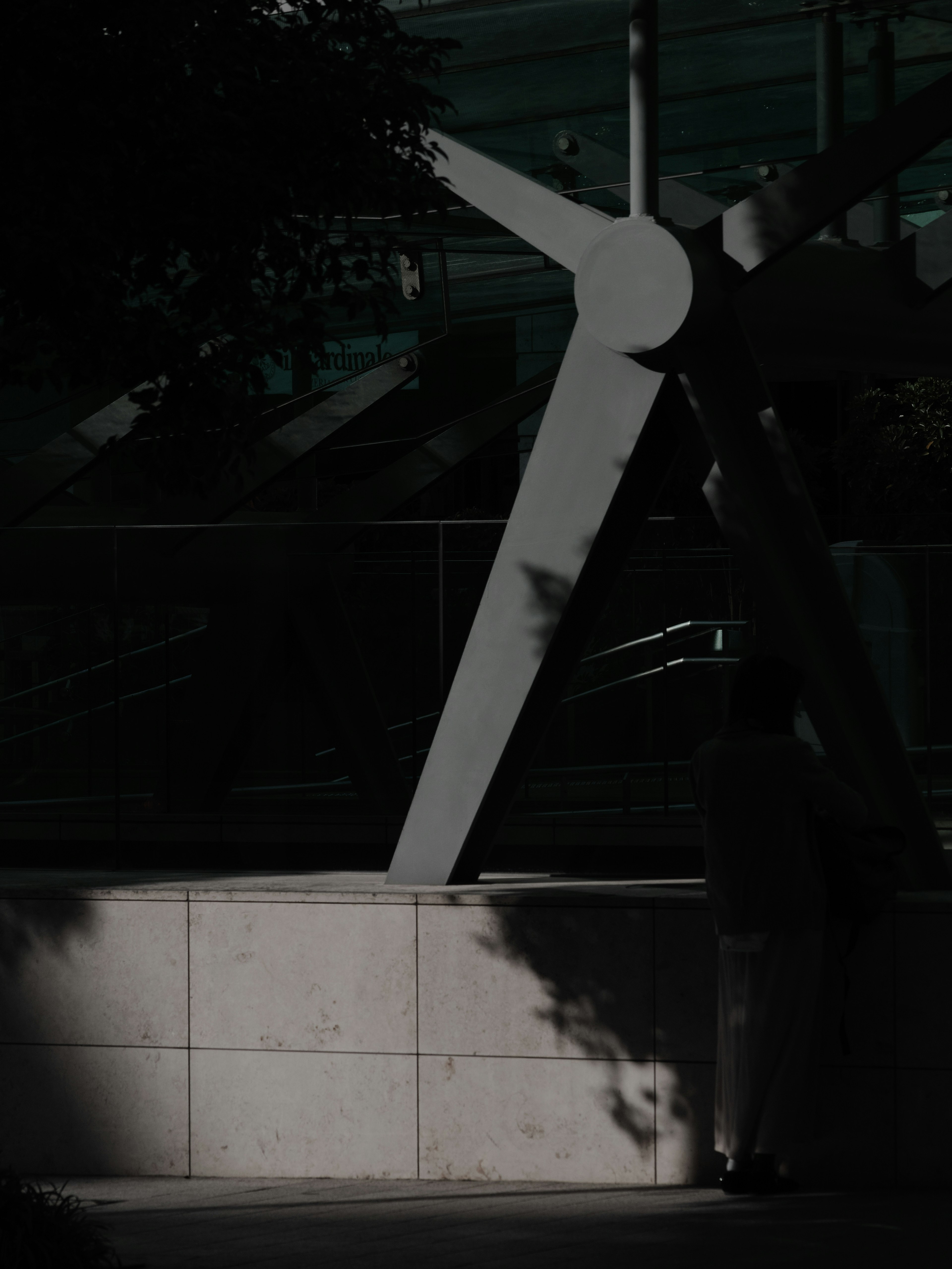 Abstrakte weiße Skulptur vor dunklem Hintergrund mit Schatten