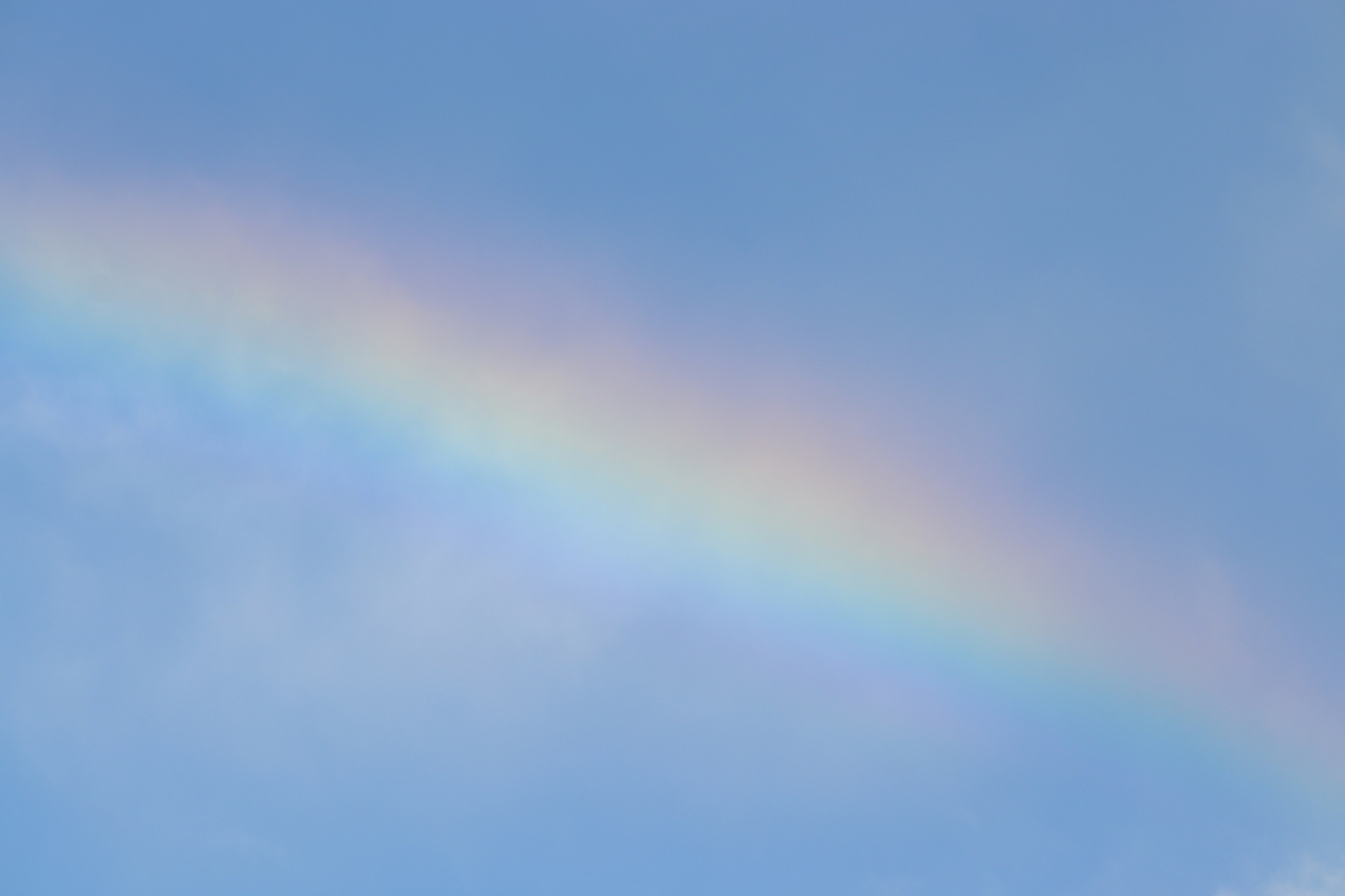 Bogen eines Regenbogens in einem blauen Himmel