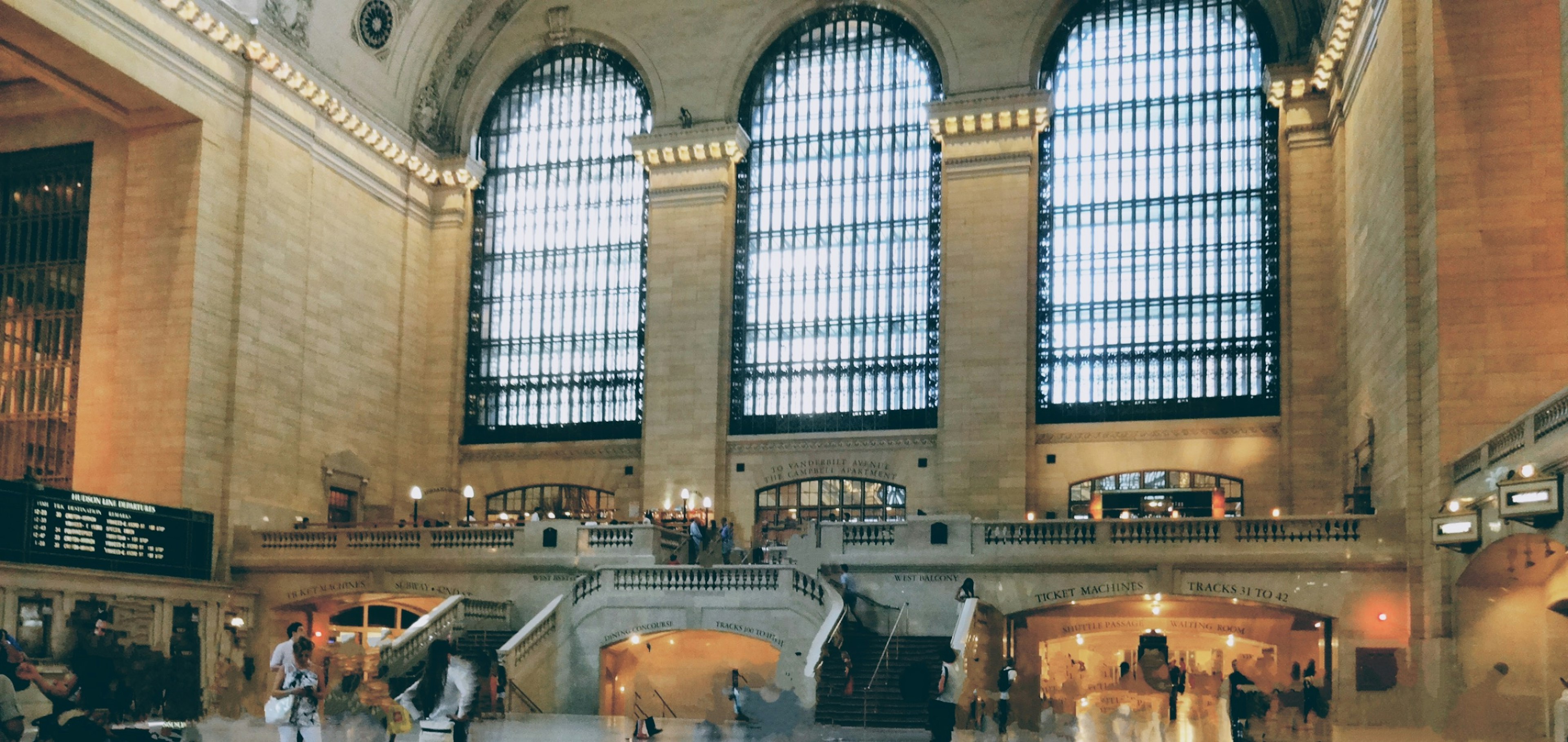 Innenansicht des Grand Central Terminals mit großen Fenstern und Treppen