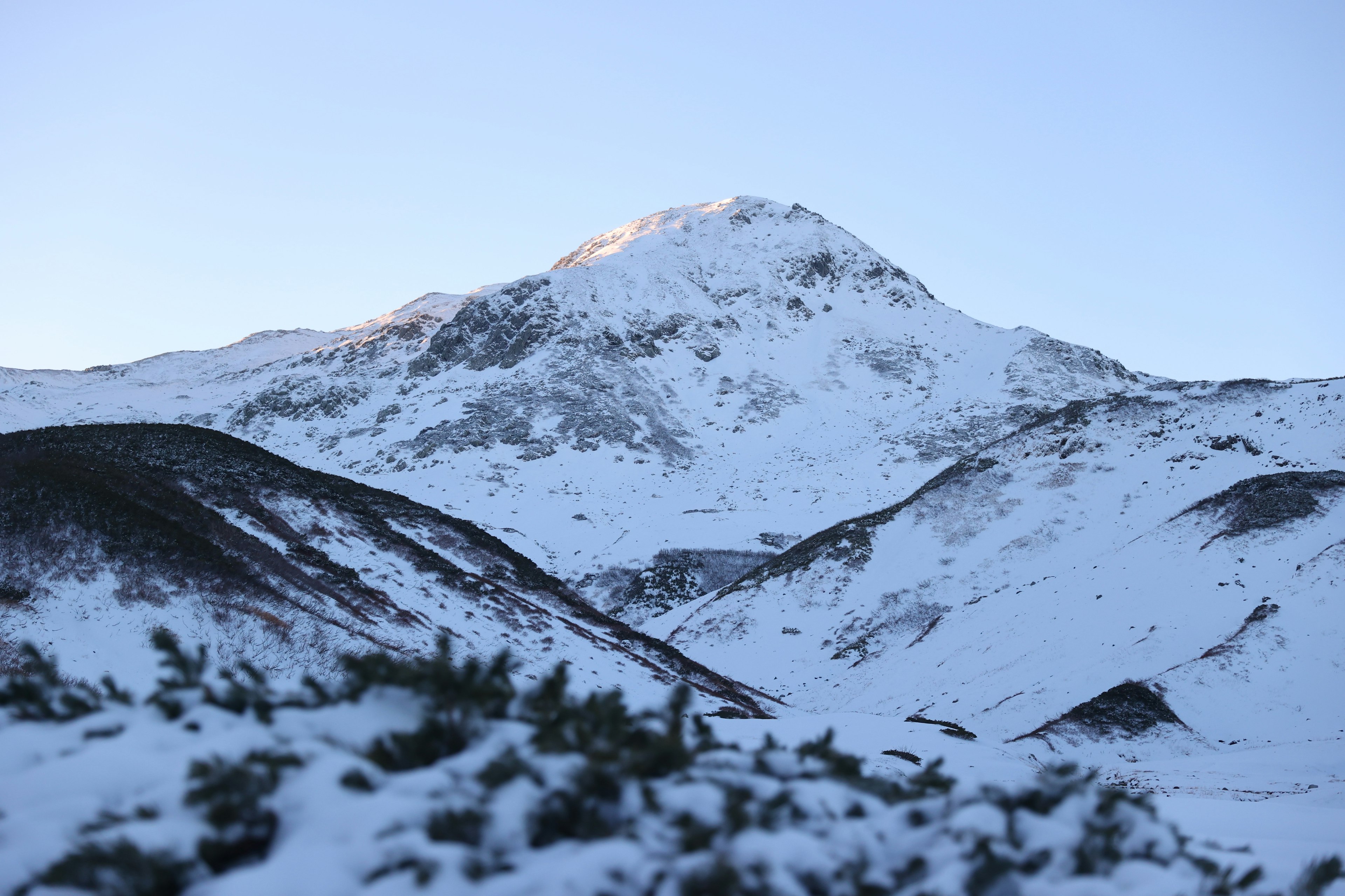 雪に覆われた山の風景と青い空