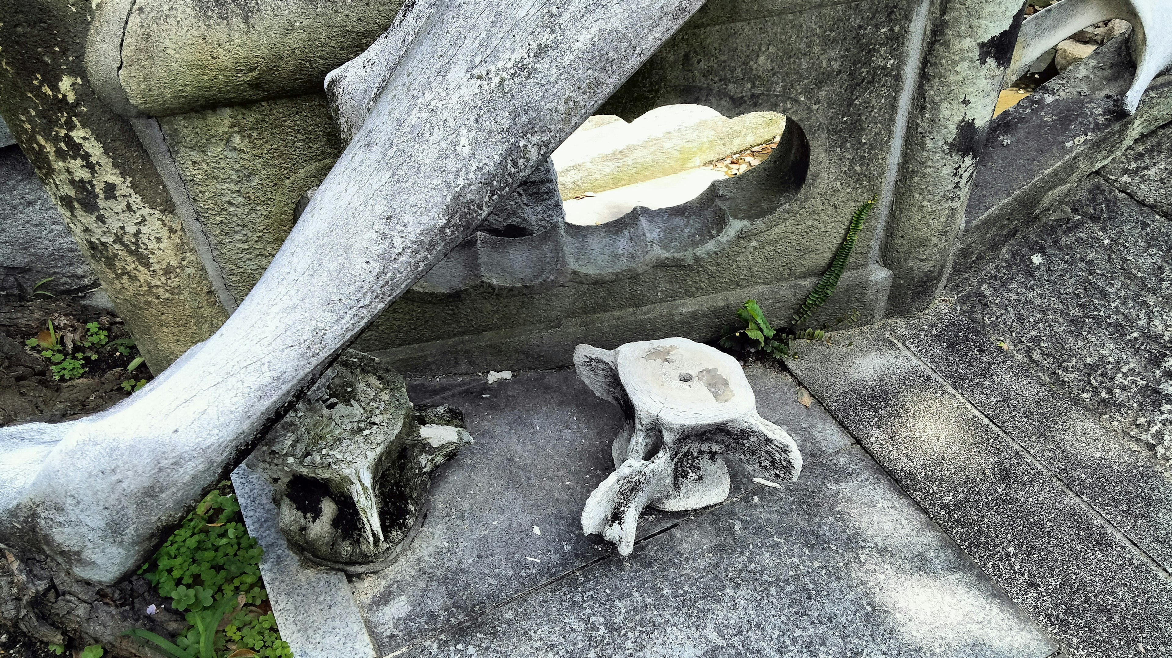 Fragment einer alten Skulptur mit moosbedeckter Steinoberfläche