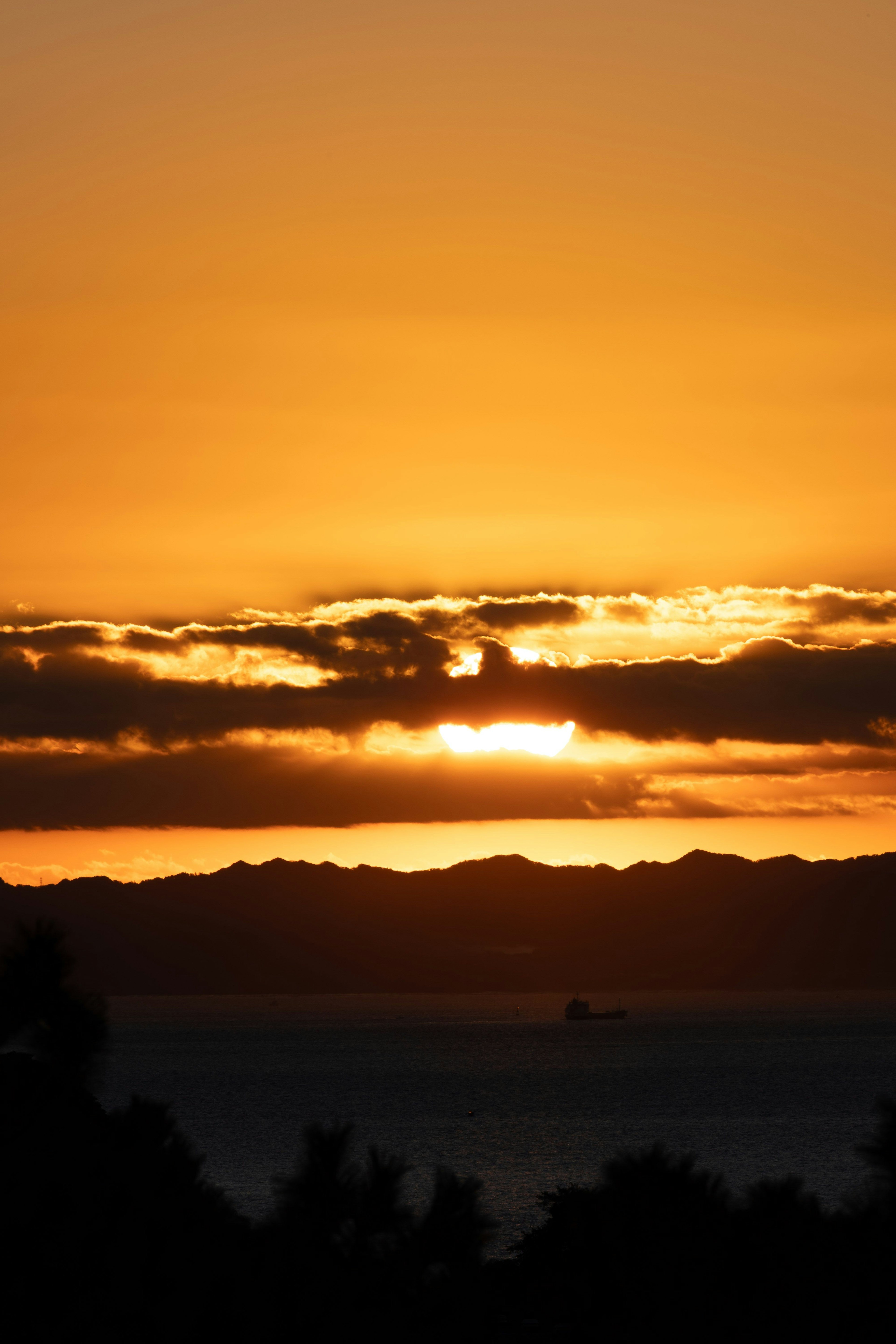 夕日が山の間から沈む美しい風景